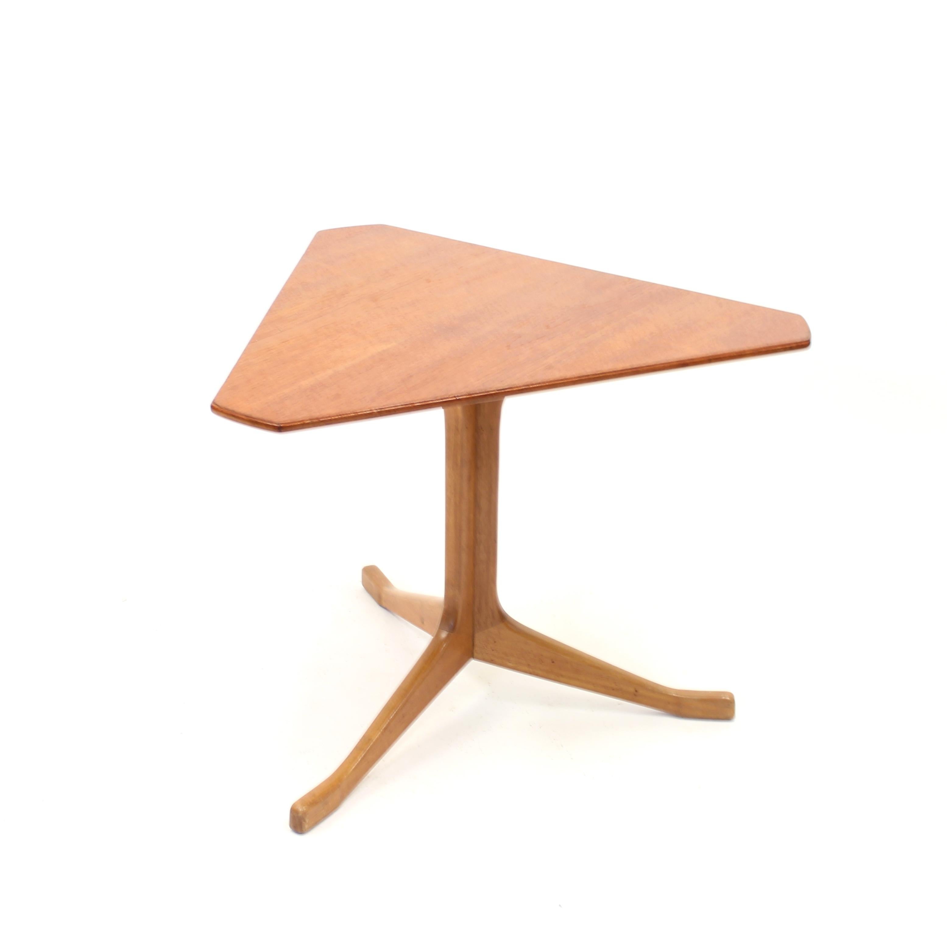 Scandinave moderne Table basse scandinave triangulaire en teck, années 1950 en vente