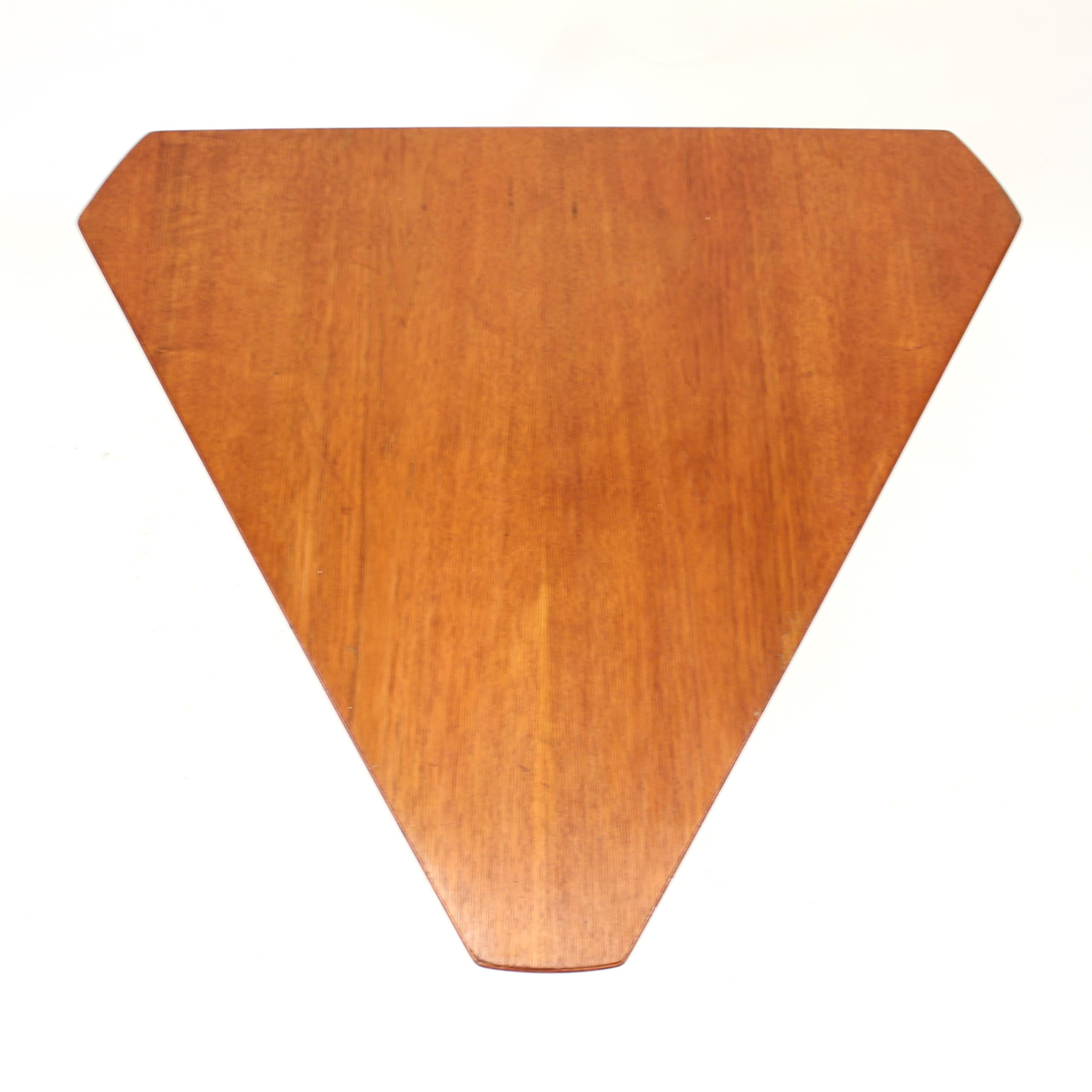 Table basse scandinave triangulaire en teck, années 1950 Bon état - En vente à Uppsala, SE