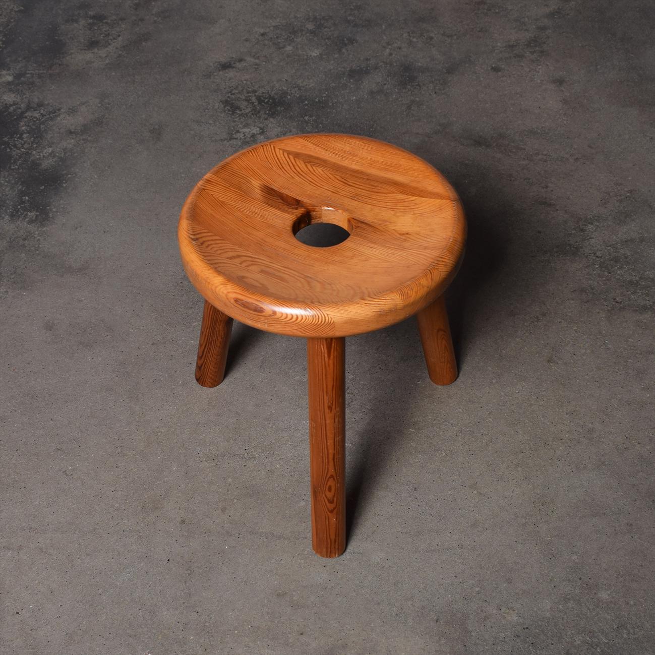 Scandinavian Tripod Stool in Pine, 1960s In Good Condition For Sale In ECHT, NL