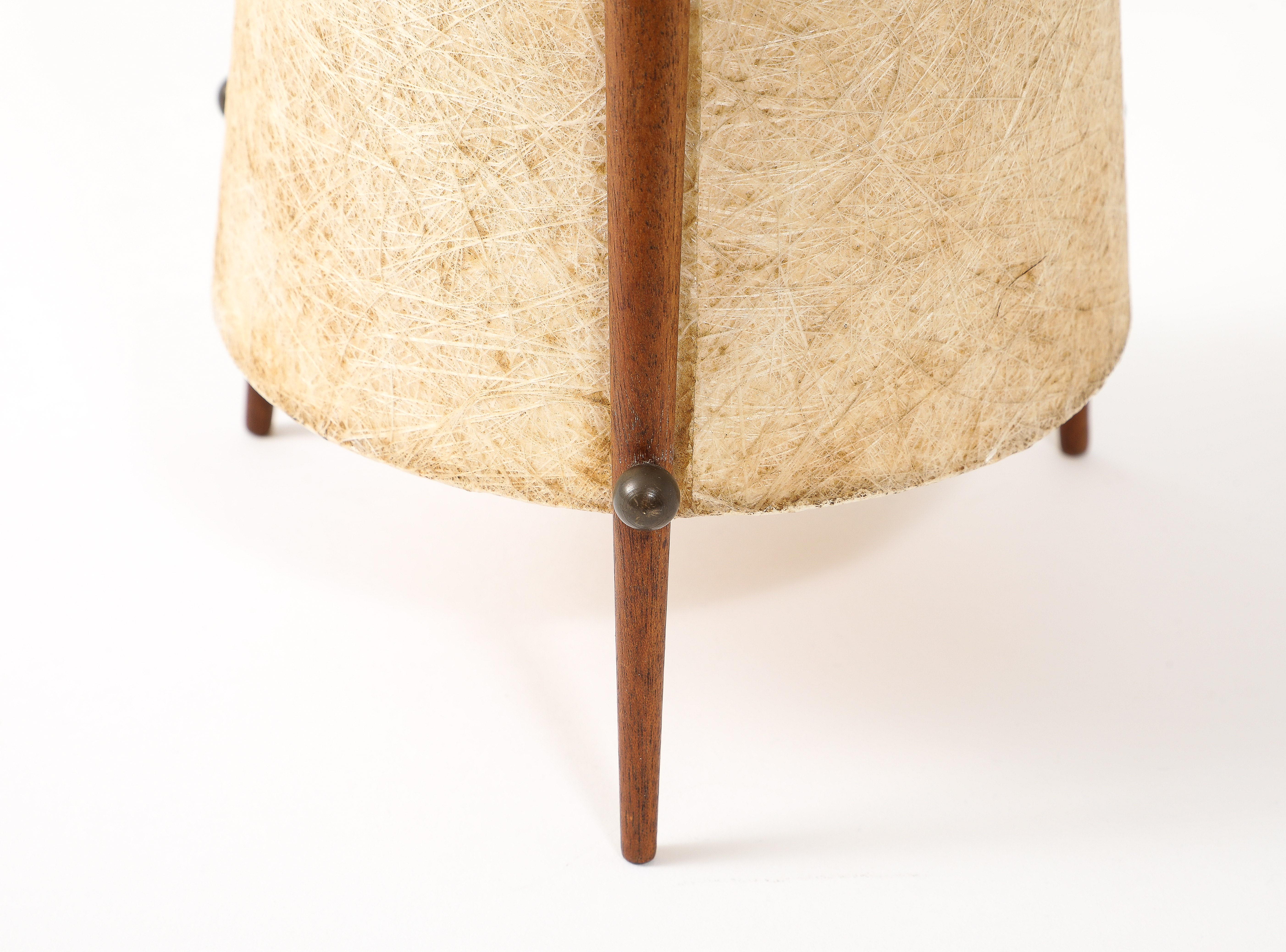 Lampe de table scandinave conique tripode en teck et papier en vente 3