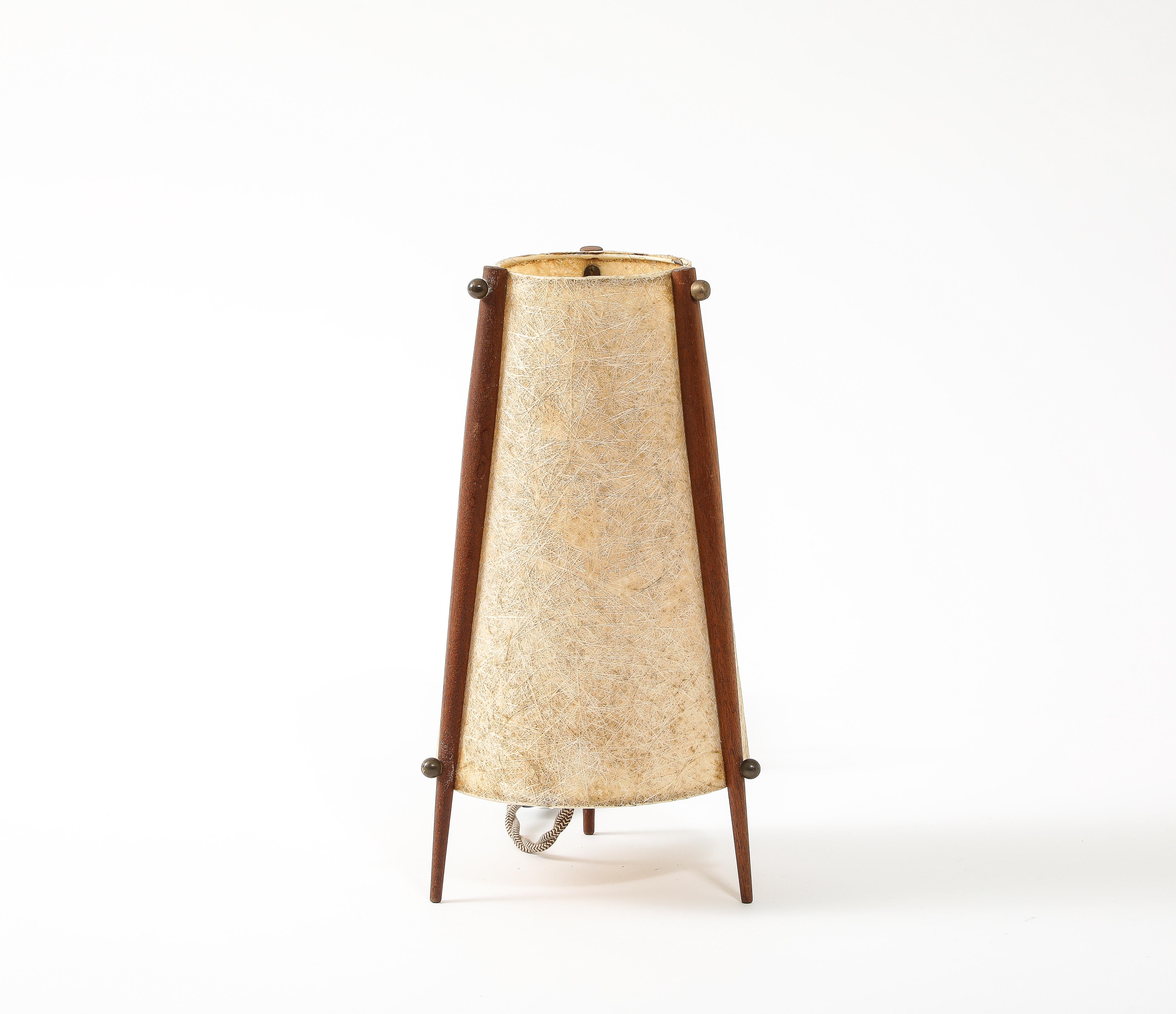 Lampe de table scandinave conique tripode en teck et papier en vente 4