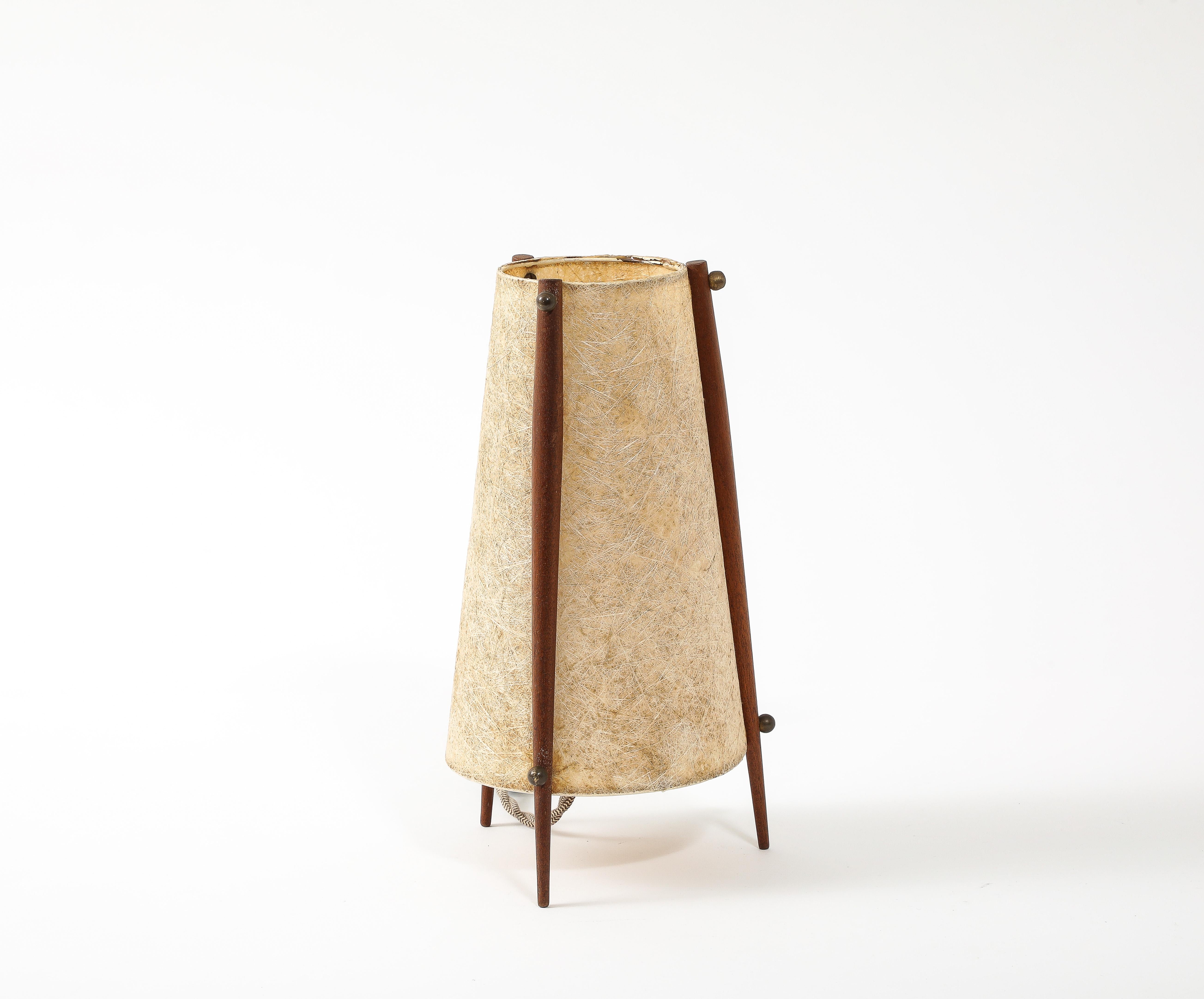 Lampe de table scandinave conique tripode en teck et papier Bon état - En vente à New York, NY