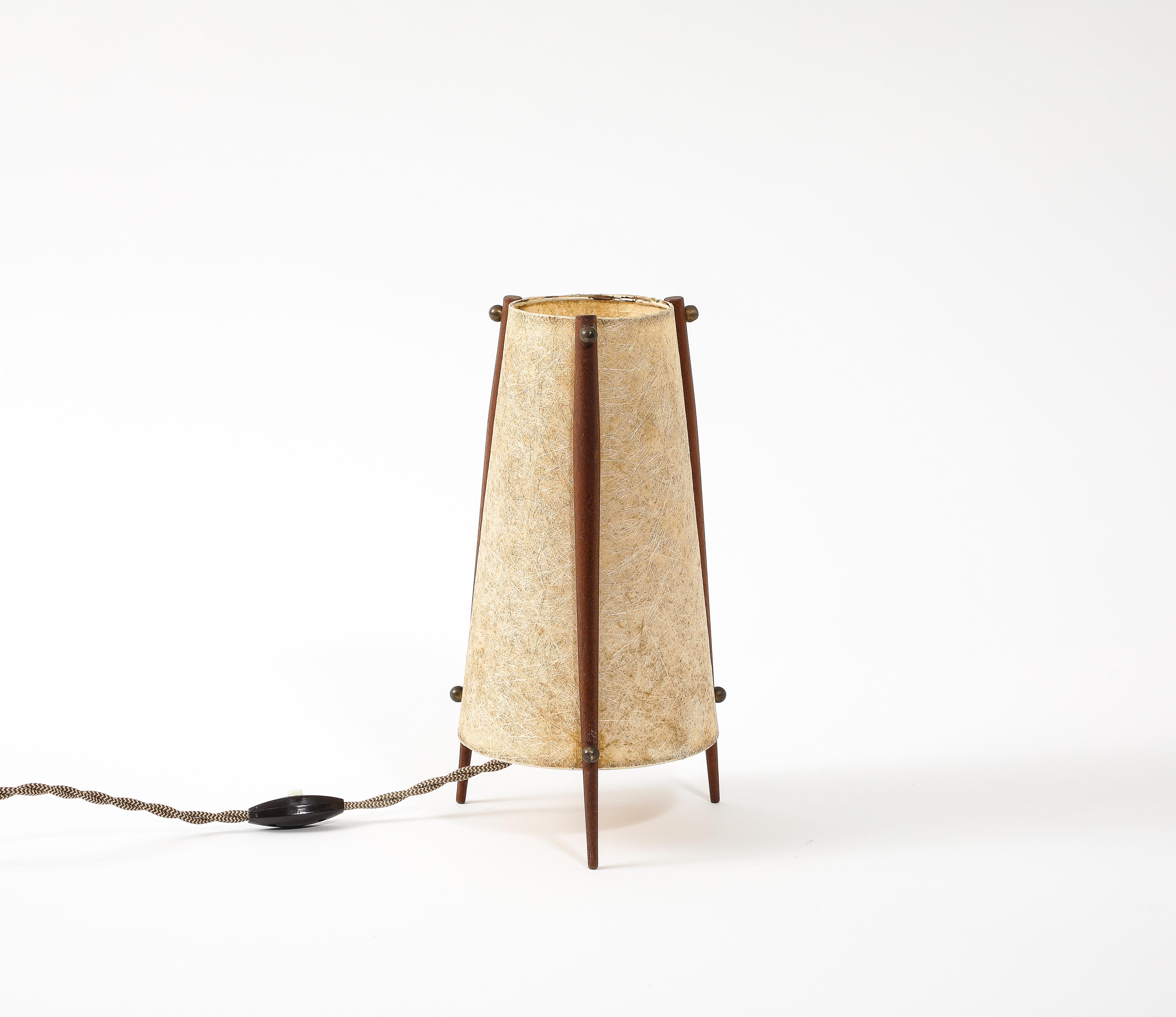 Milieu du XXe siècle Lampe de table scandinave conique tripode en teck et papier en vente
