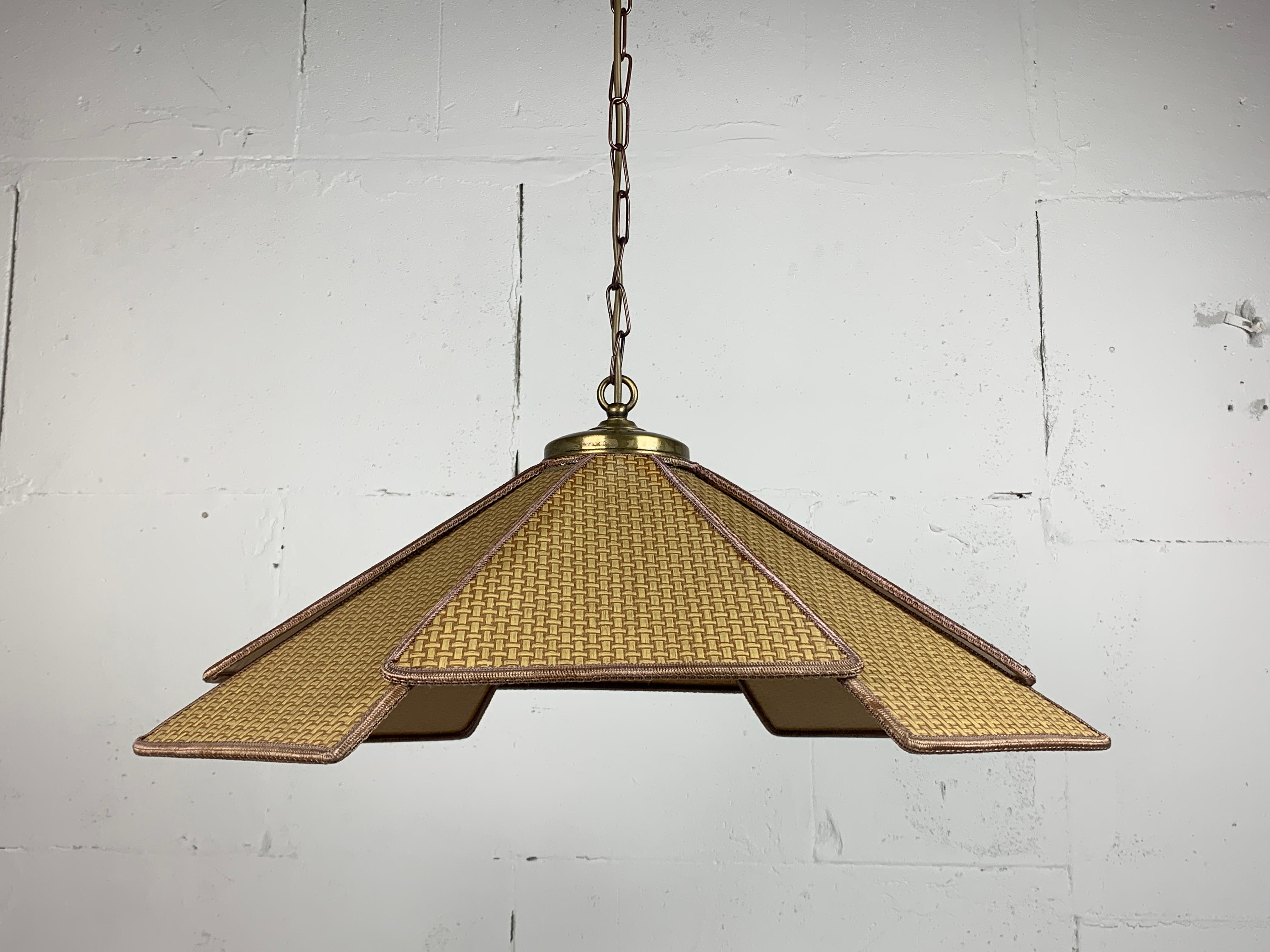 Lampada a sospensione scandinava a ventaglio Uchiwa in rattan intrecciato, anni '60-'70. La lampada è dotata di una normale lampadina E27 ed è in ottime condizioni di funzionamento. L'ottone è in un'ottima condizione di patinatura, come si può