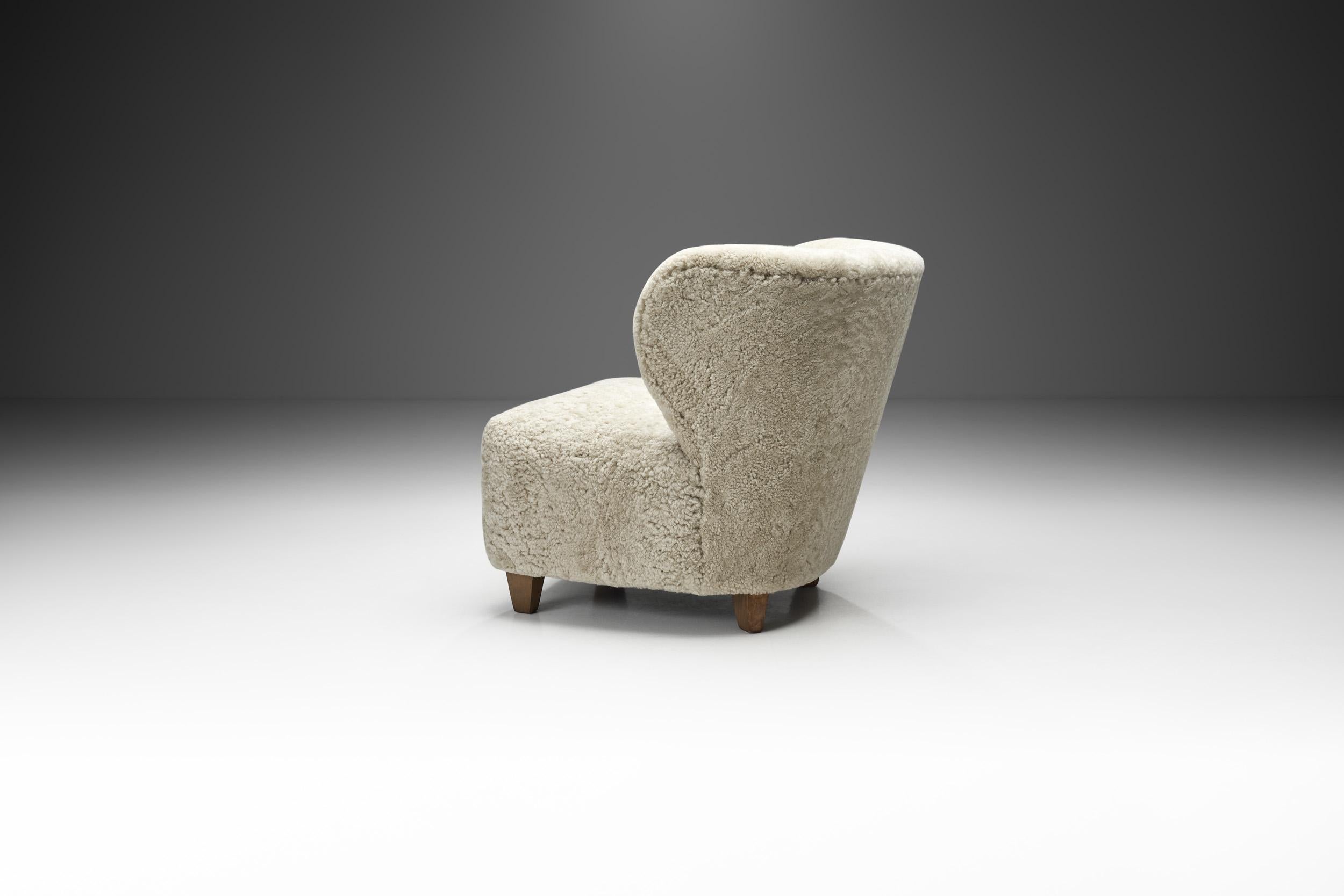 Scandinavian Upholstered Lounge Chair in Sheepskin, Scandinavia, ca 1940s In Good Condition In Utrecht, NL