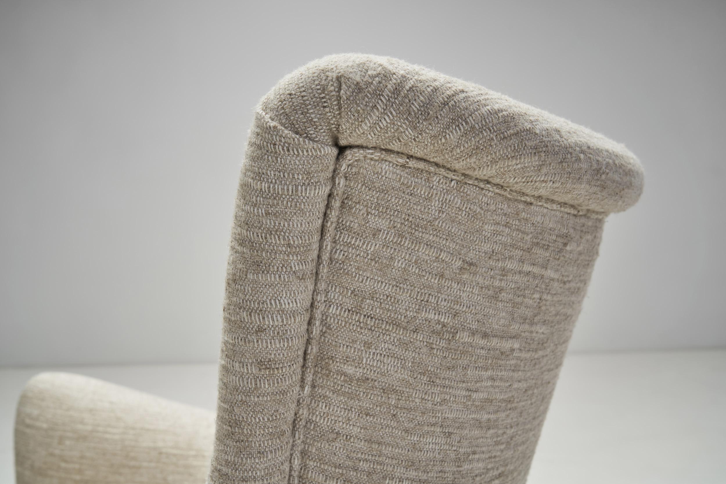 Fauteuil scandinave à dossier à oreilles rembourré, Scandinavie, années 1950 en vente 3