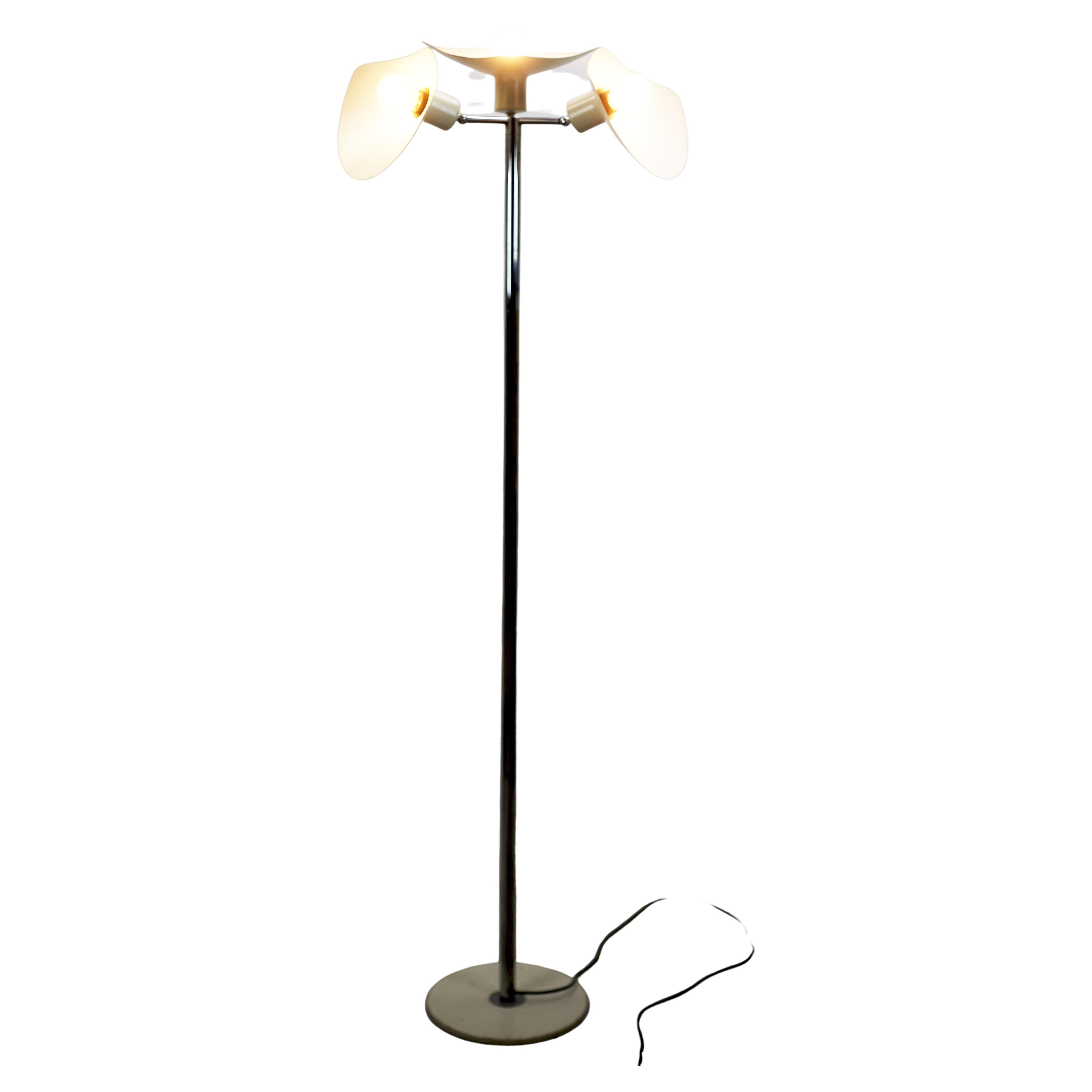 This uplighting floor lamp from the 1960s features three eggshell-colored wings made from painted aluminum, mounted on chromed adjustable joints. The standpipe is chromed, and the piece requires three E27 bulbs (not included). In a fully functional