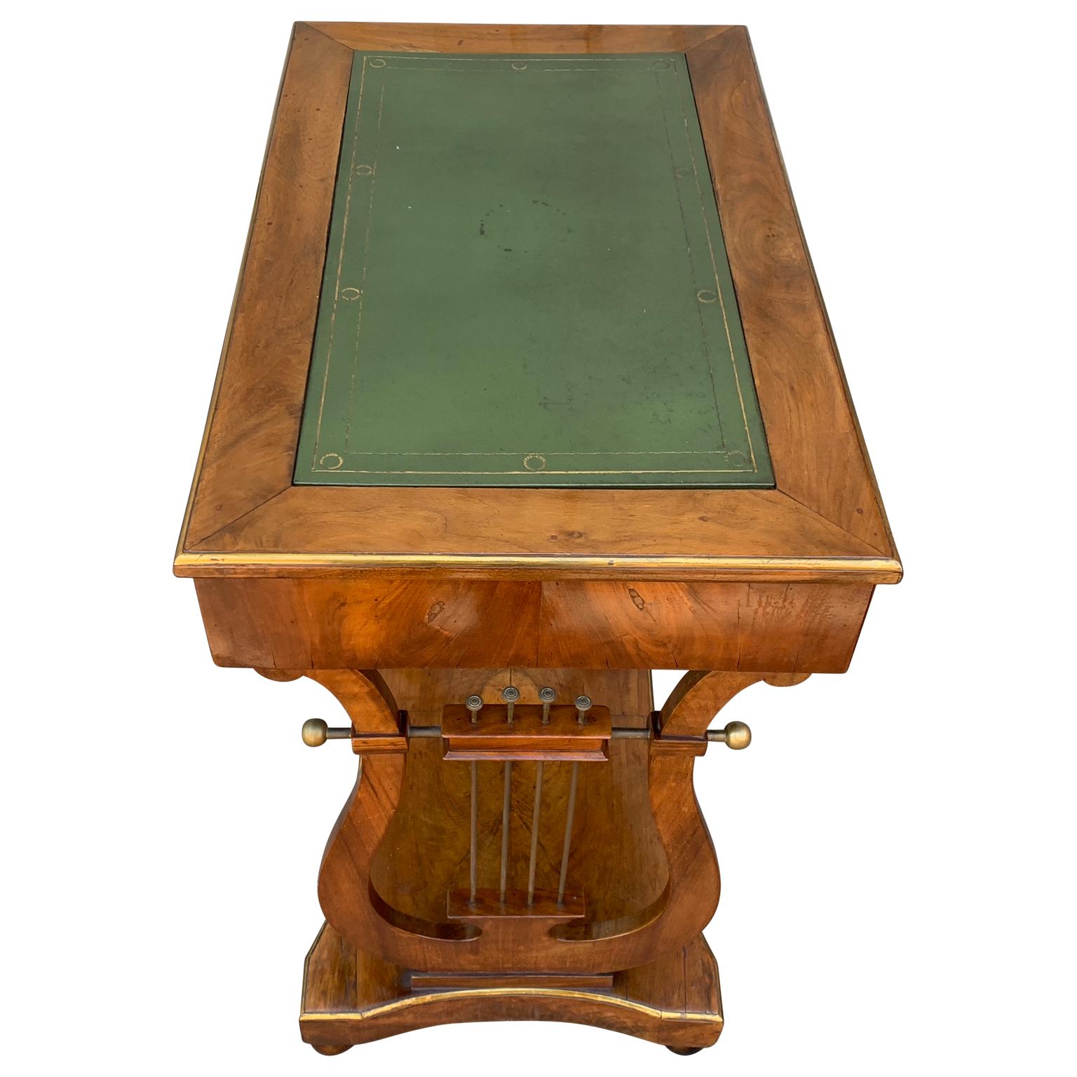 Skandinavischer furnierter Biedermeier-Schreibtisch mit Leitern (Frühes 19. Jahrhundert) im Angebot