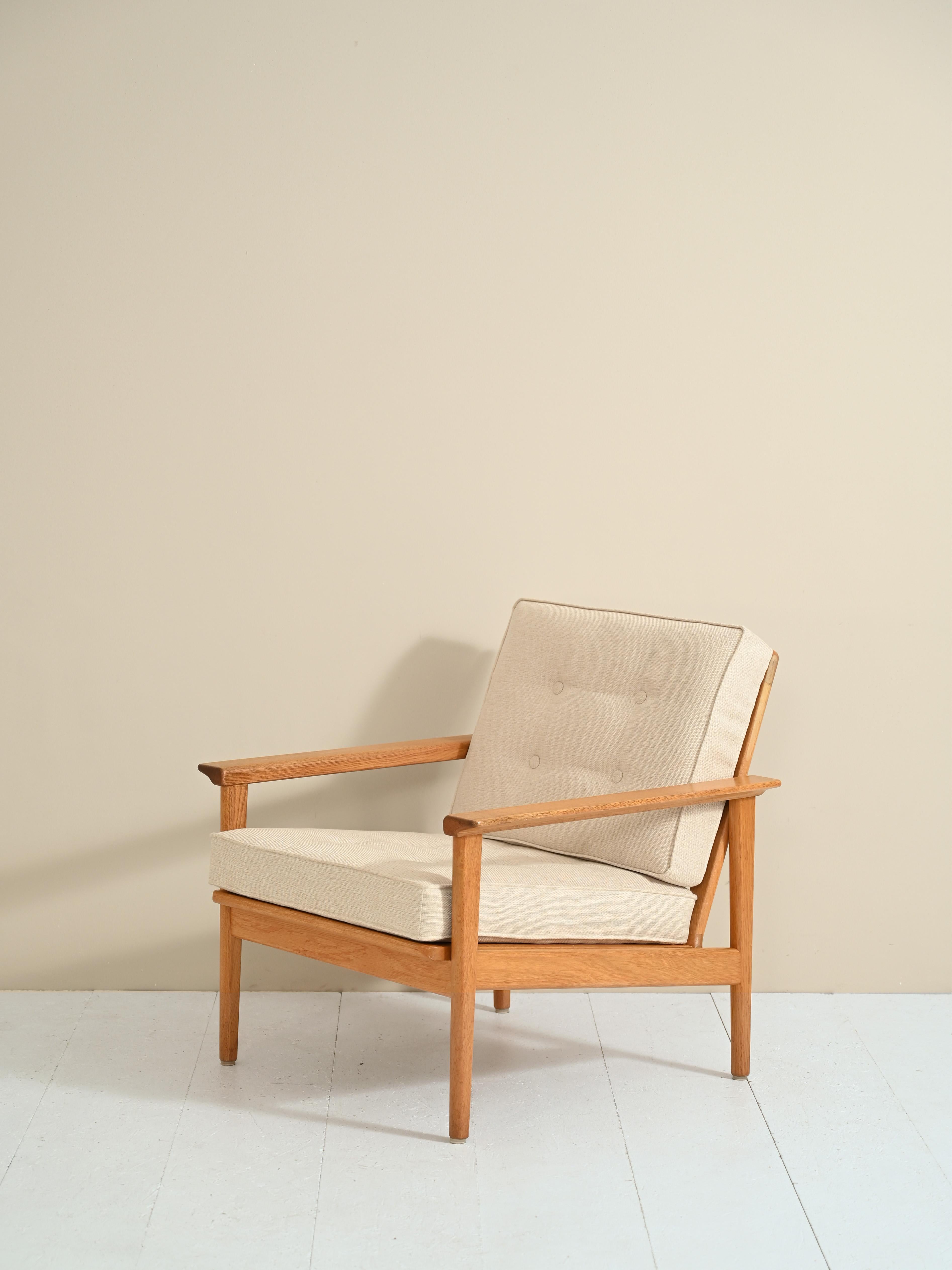 Beautiful oak armchair with original reupholstered cushions.
The frame appears solid and with a linear design. It features square legs and wide armrests with
soft edges.
The light-colored fabric makes these modern armchairs suitable for any type