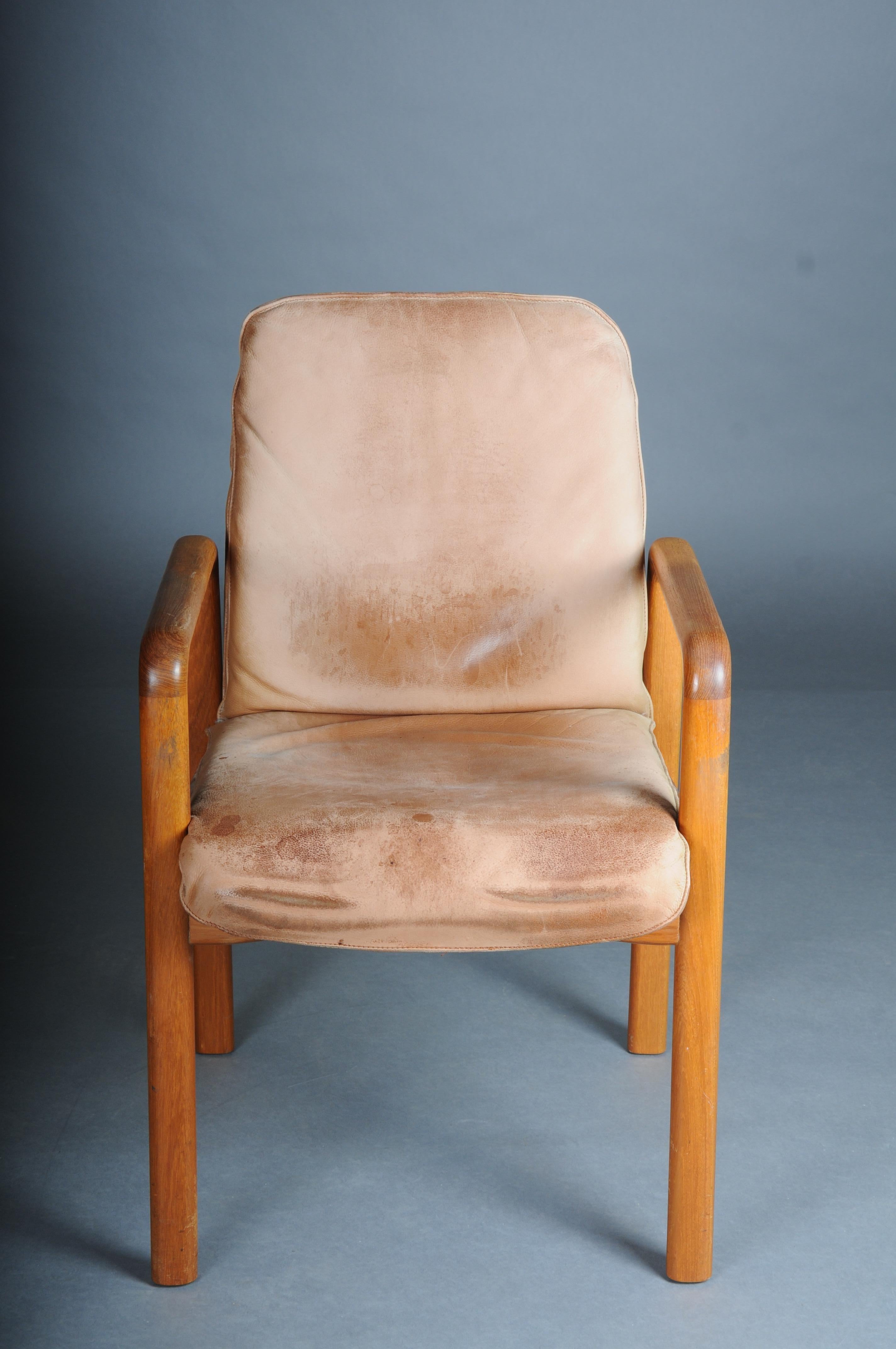 Sillón vintage escandinavo, teca años 70/80

Teca maciza, de construcción muy robusta. Forma clásica con tapicería de piel.