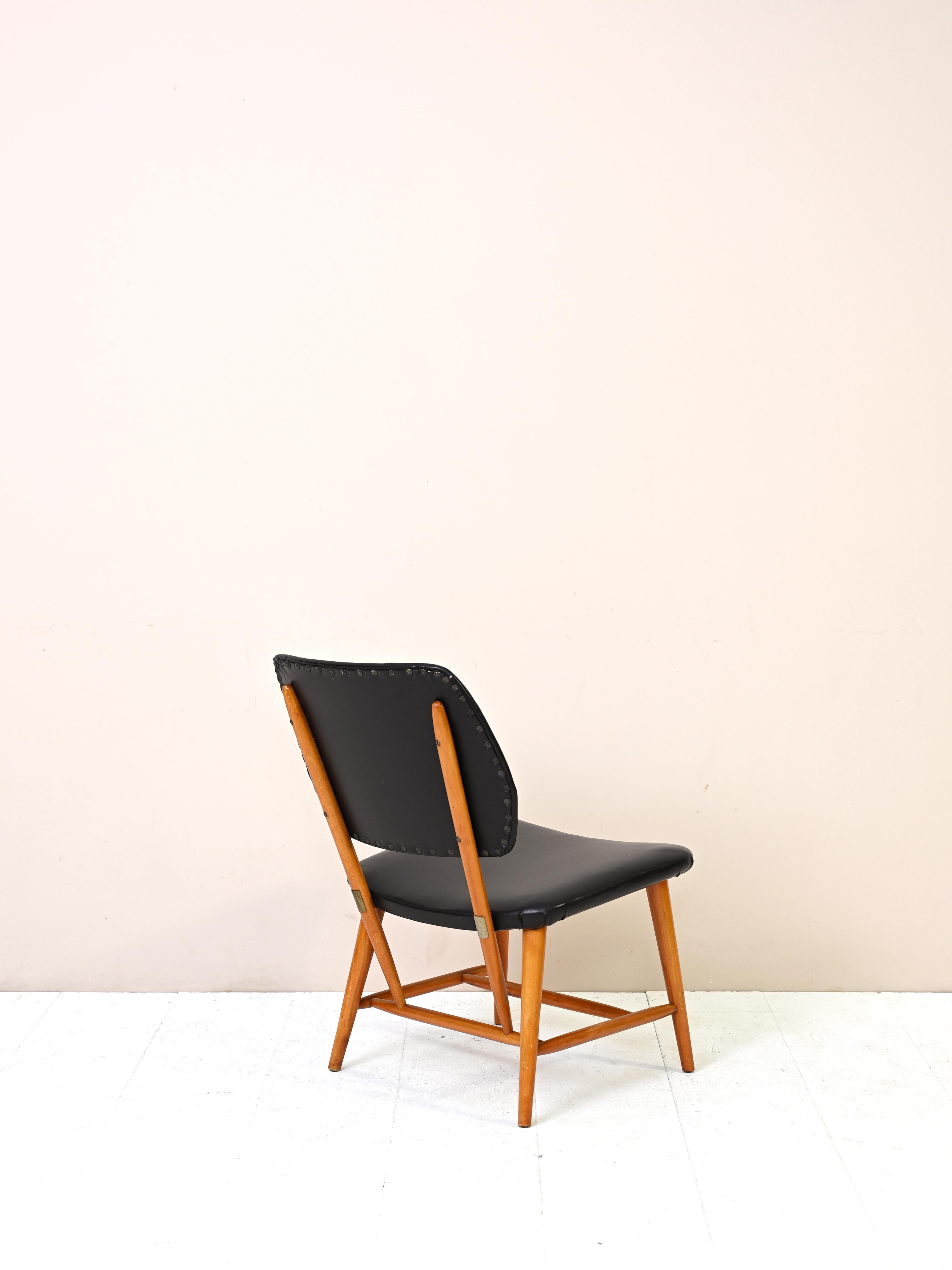 Wood and leather chair of original vintage Scandinavian manufacture from the 1950s.

This comfortable and timelessly beautiful chair can be placed in the living room or bedroom and will give the room a Nordic and elegant touch.

Good condition.
