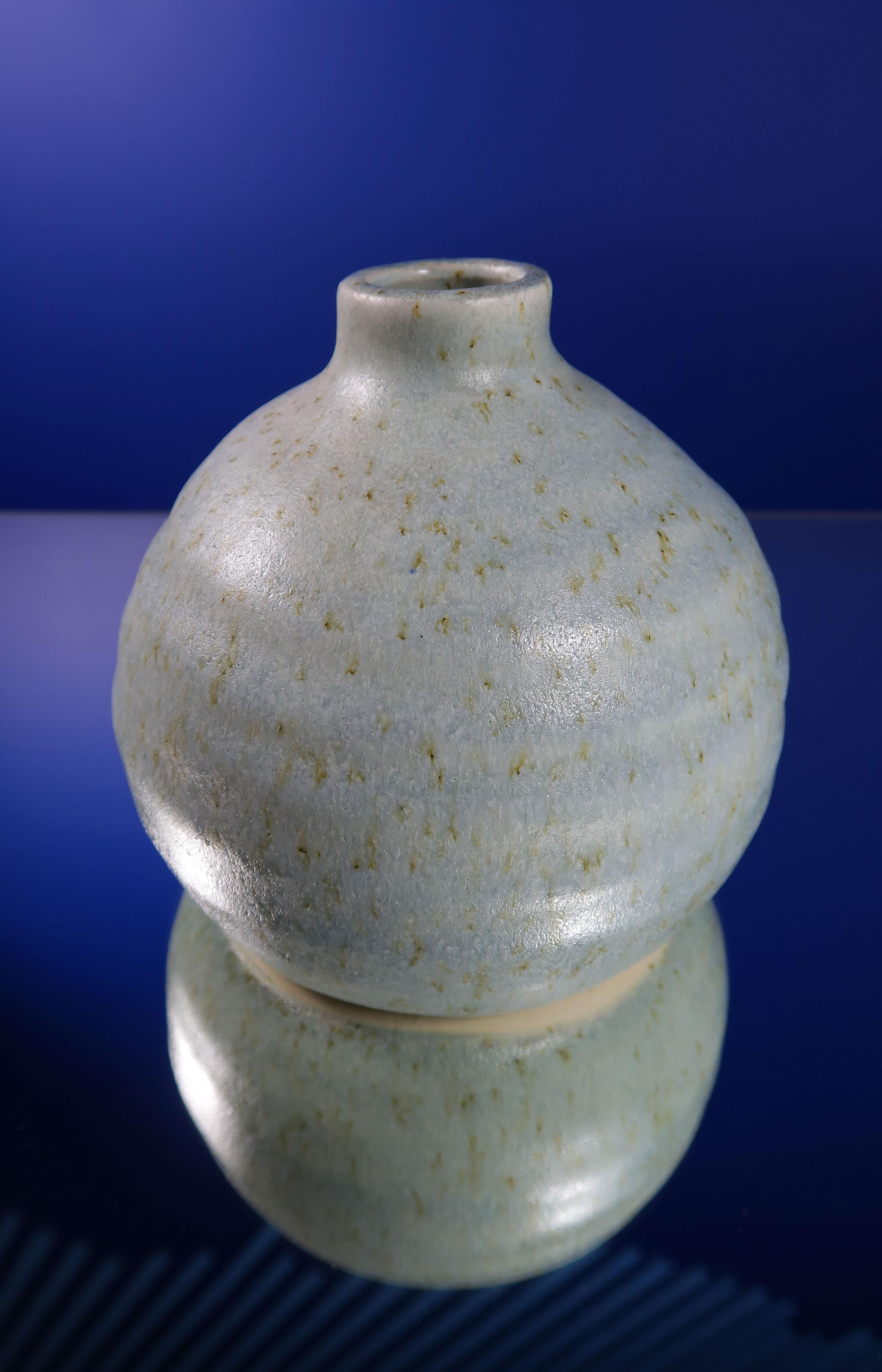 Handgefertigte runde Keramikvase im skandinavischen Stil der Jahrhundertmitte. Helle aquablaue Glasur mit karamellfarbenen Sprenkeln. Plumpe Form mit kurzem Hals. Schöner Vintage-Zustand. 