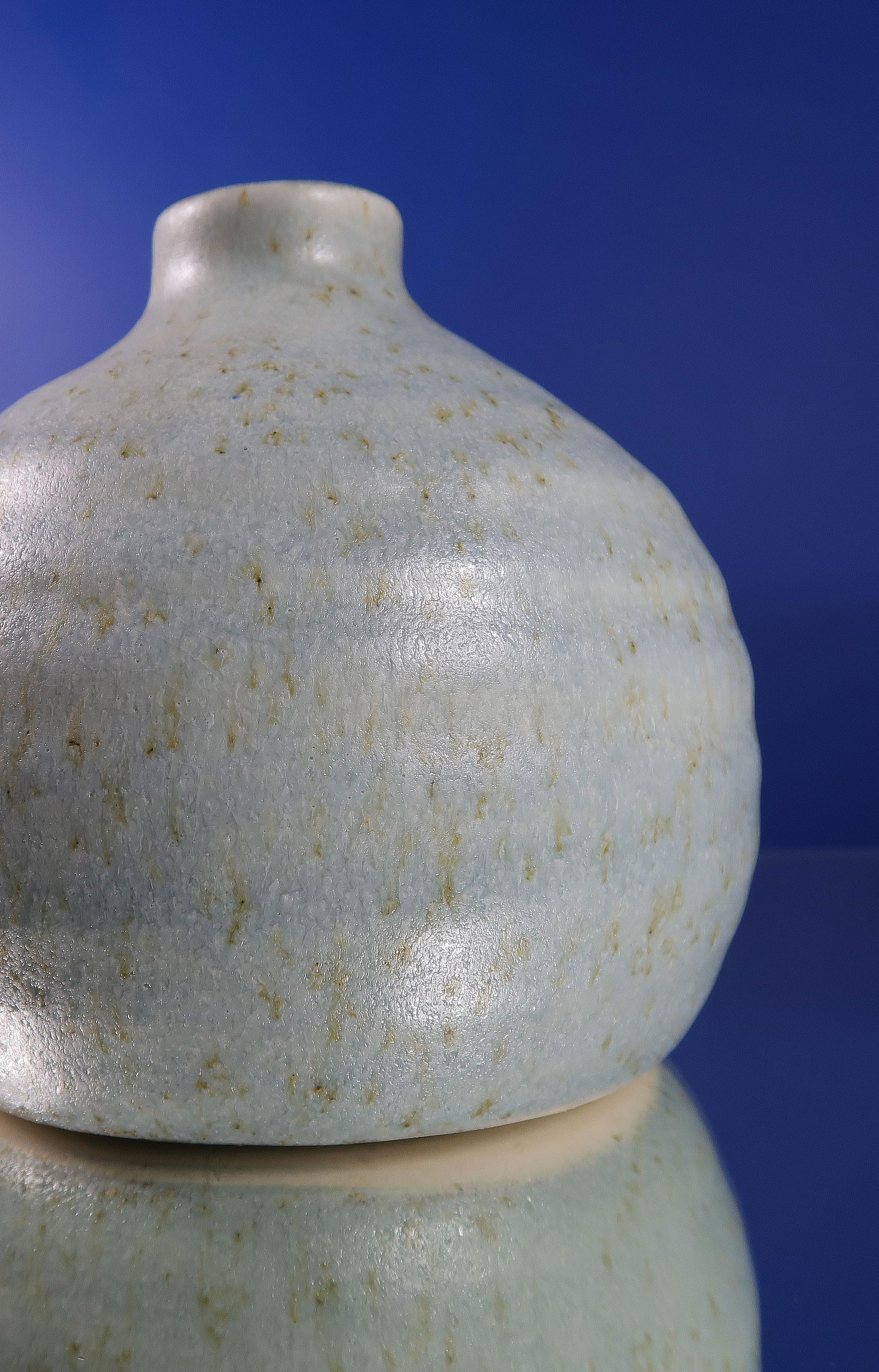 Skandinavische Vintage-Vase aus Keramik in Hellblau (20. Jahrhundert) im Angebot