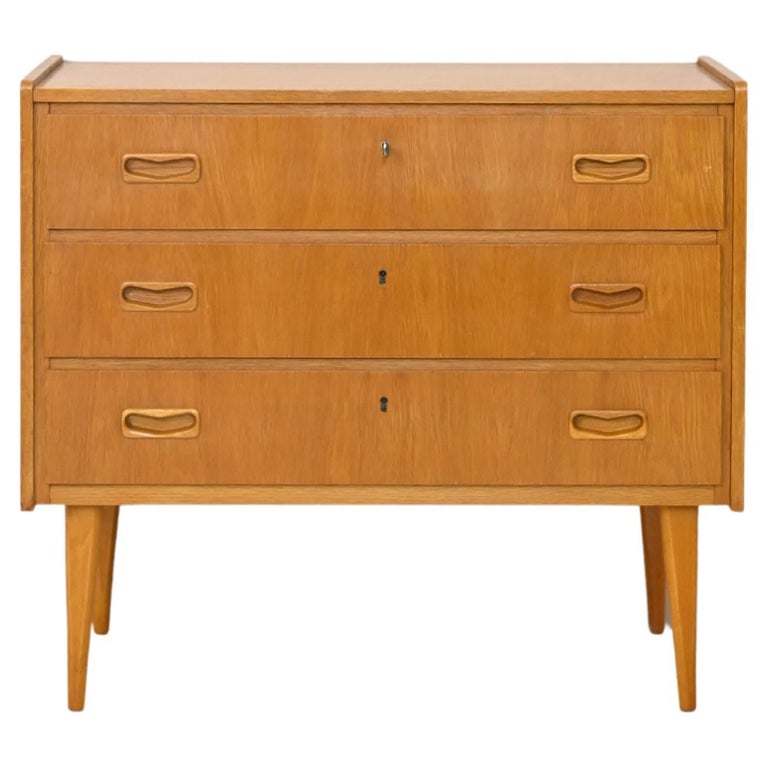 Skandinavische Vintage-Kommode im Angebot bei 1stDibs