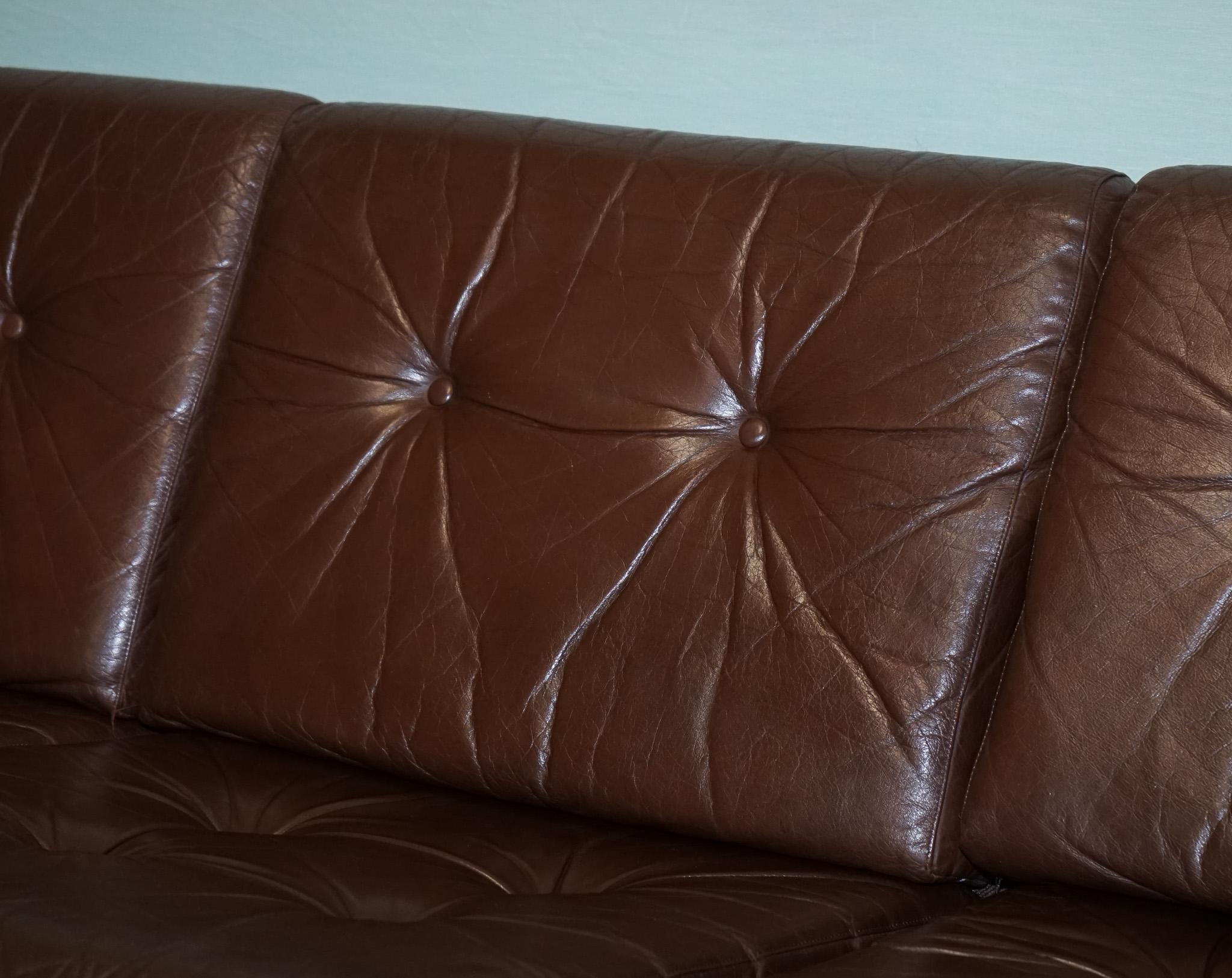 
Antiques of London



This Scandinavian vintage 3‑seater sofa by Ekornes Stressless Norway showcases understated elegance and comfort in a solid design. 

The plush brown leather upholstery, gently tufted with button detailing, speaks to years of