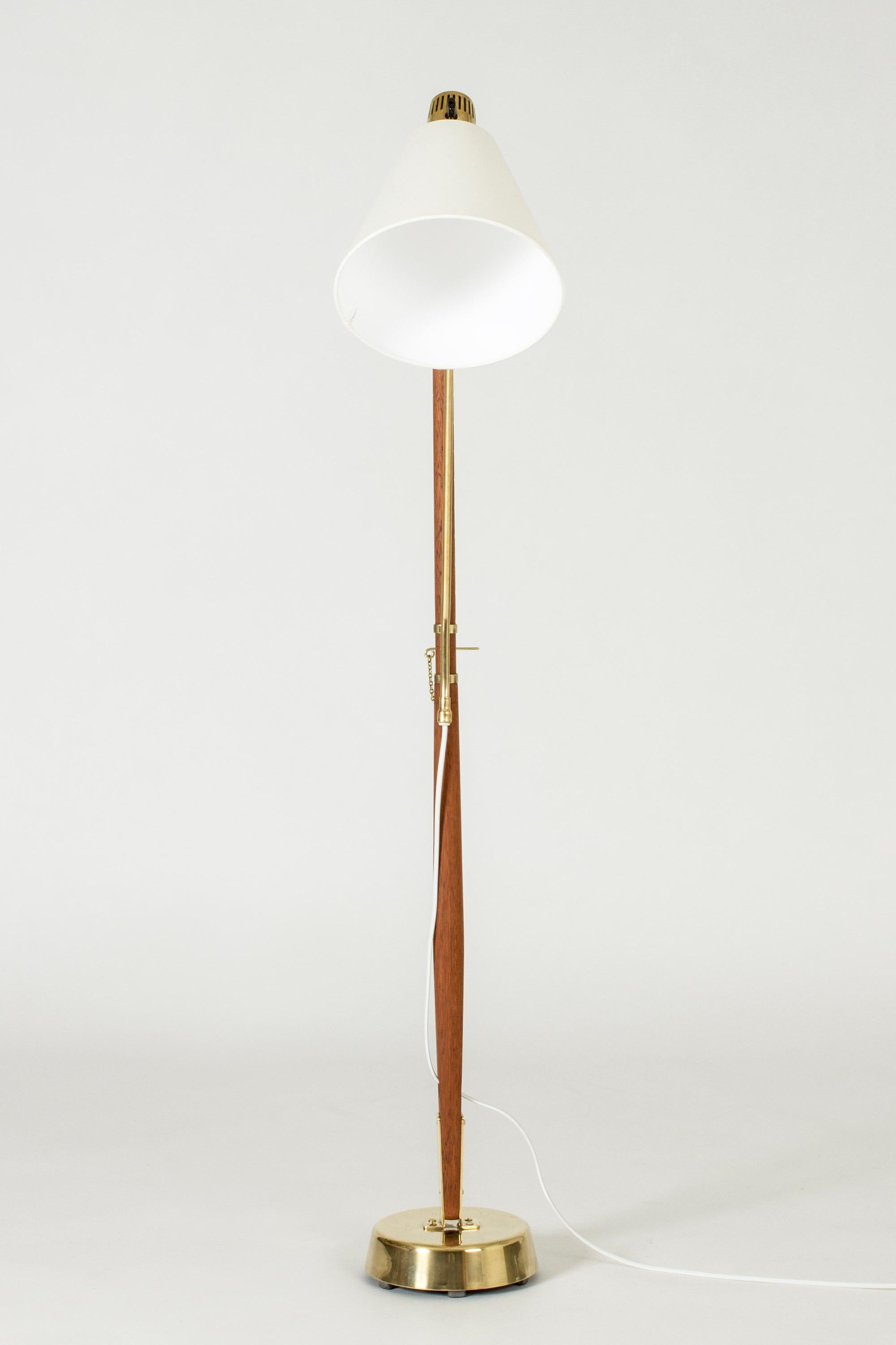 Cool floor lamp by Hans Bergström, made from brass and teak. Adjustable height, elegantly set with a brass key that is attached with a decorative chain.

Size: height 126-155 cm


About Hans Bergström: 
Hans Bergström was the owner and