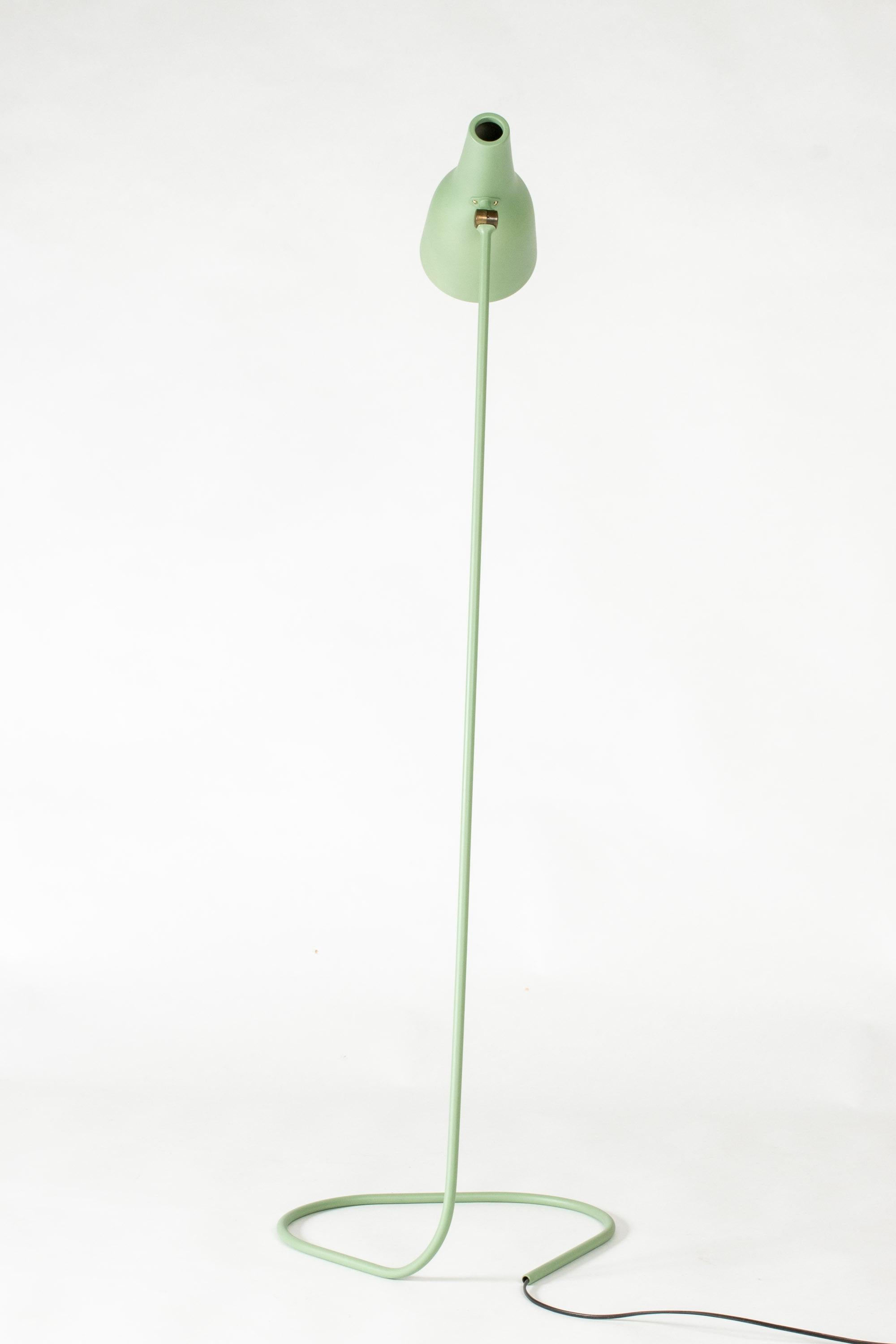 Sorprendente lámpara de pie de Hans Bergström, un modelo poco común con un diseño limpio y sofisticado. Tallo delgado que forma una base aerodinámica. Lacado verde cobre oxidado.

Sobre Hans Bergström: 
Hans Bergström era el propietario y director