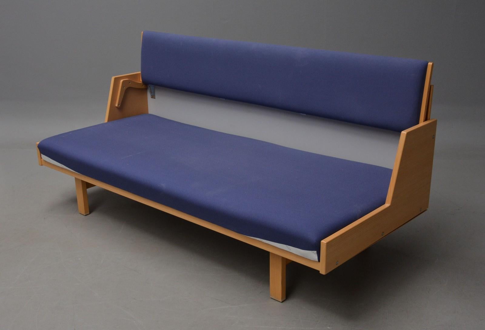 This daybed, model GE-258, was designed by Hans J. Wegner.
 