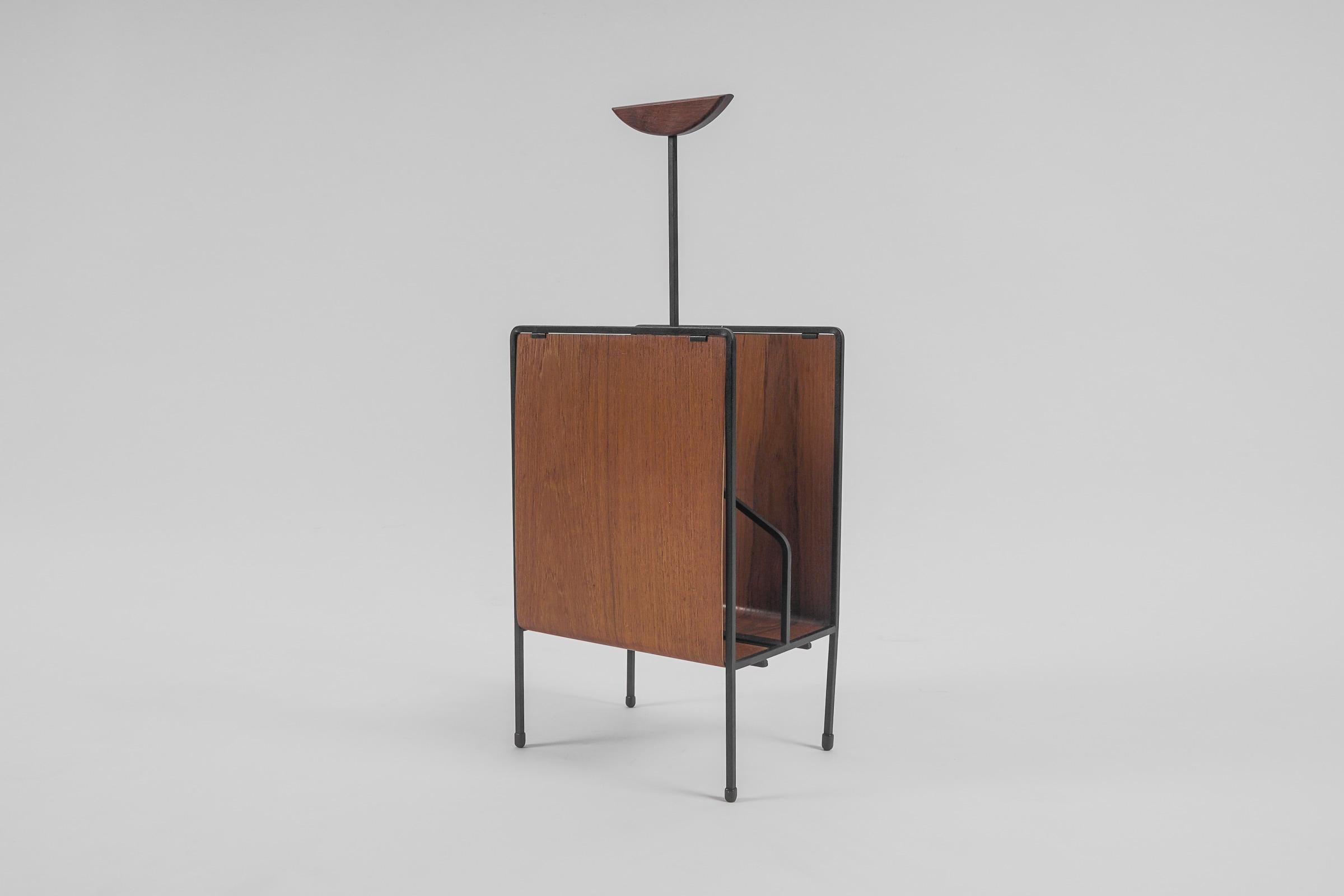 Scandinavian Vintage Magazine Rack in Teak Plywood and Metal, 1960s In Good Condition For Sale In Nürnberg, Bayern