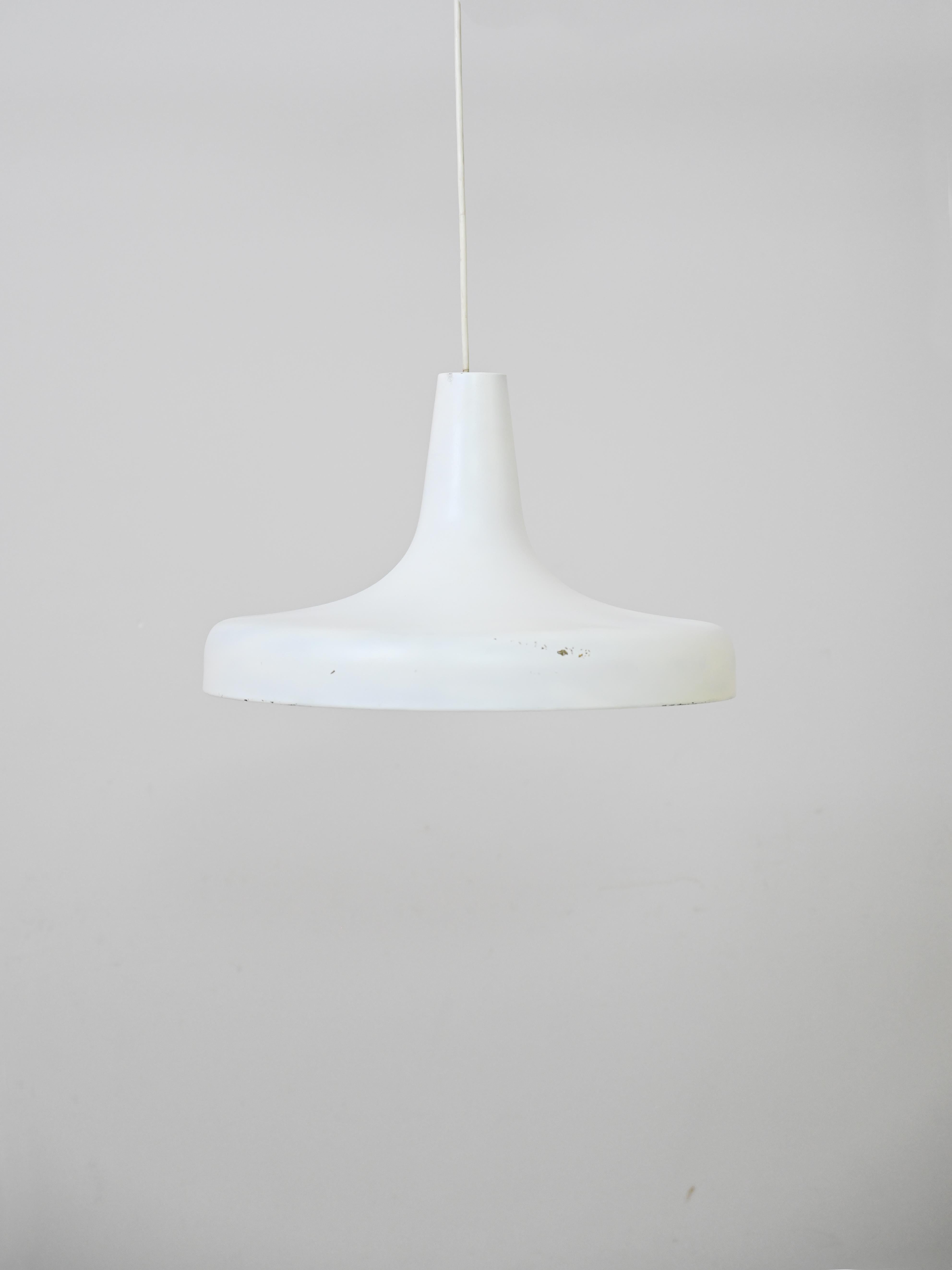 Vintage white metal lamp
This minimally designed lamp is traces the Nordic taste for simple lines and color
clear. A pendant fixture model that lends itself to many uses, but is most suitable for
illuminating a table, such as in the dining room