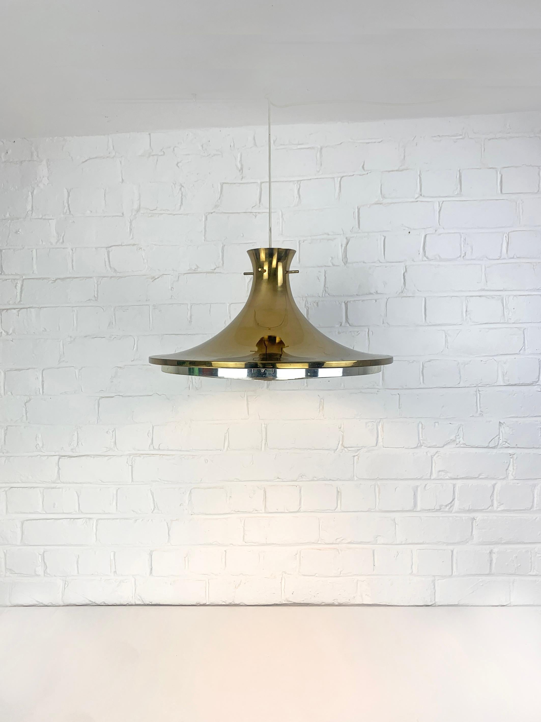 Grande lampada a sospensione scandinava in metallo (alluminio anodizzato ottone). 

Design di Rex Lennart per Ikea nel 1971. Prodotto negli anni '70.

Chiaramente ispirata alle creazioni di Hans/Agne Jakobssen, noto designer di illuminazione svedese