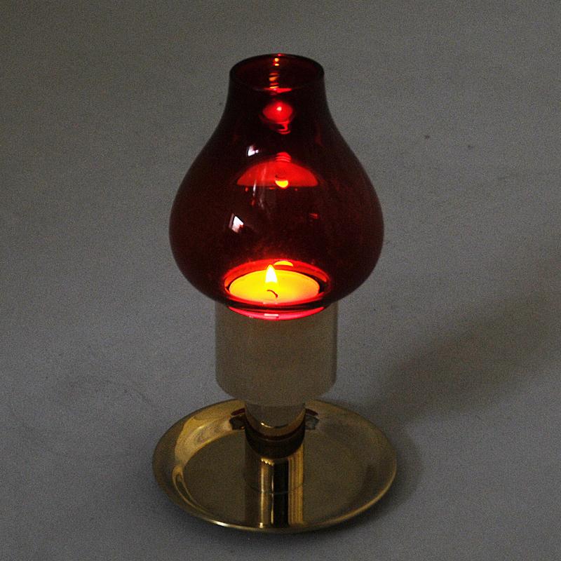 Skandinavischer Vintage-Kerzenhalter aus rotem Glas und Messing aus den 1960er Jahren (Skandinavische Moderne) im Angebot