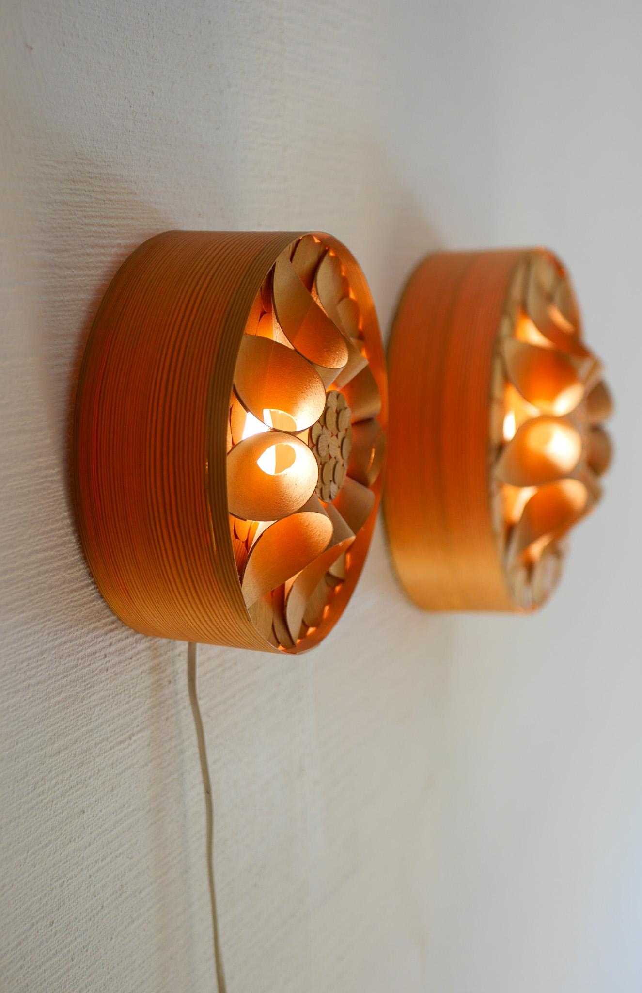 Applique vintage scandinave. Lampade da parete in legno di pino di metà secolo moderno in vendita 3