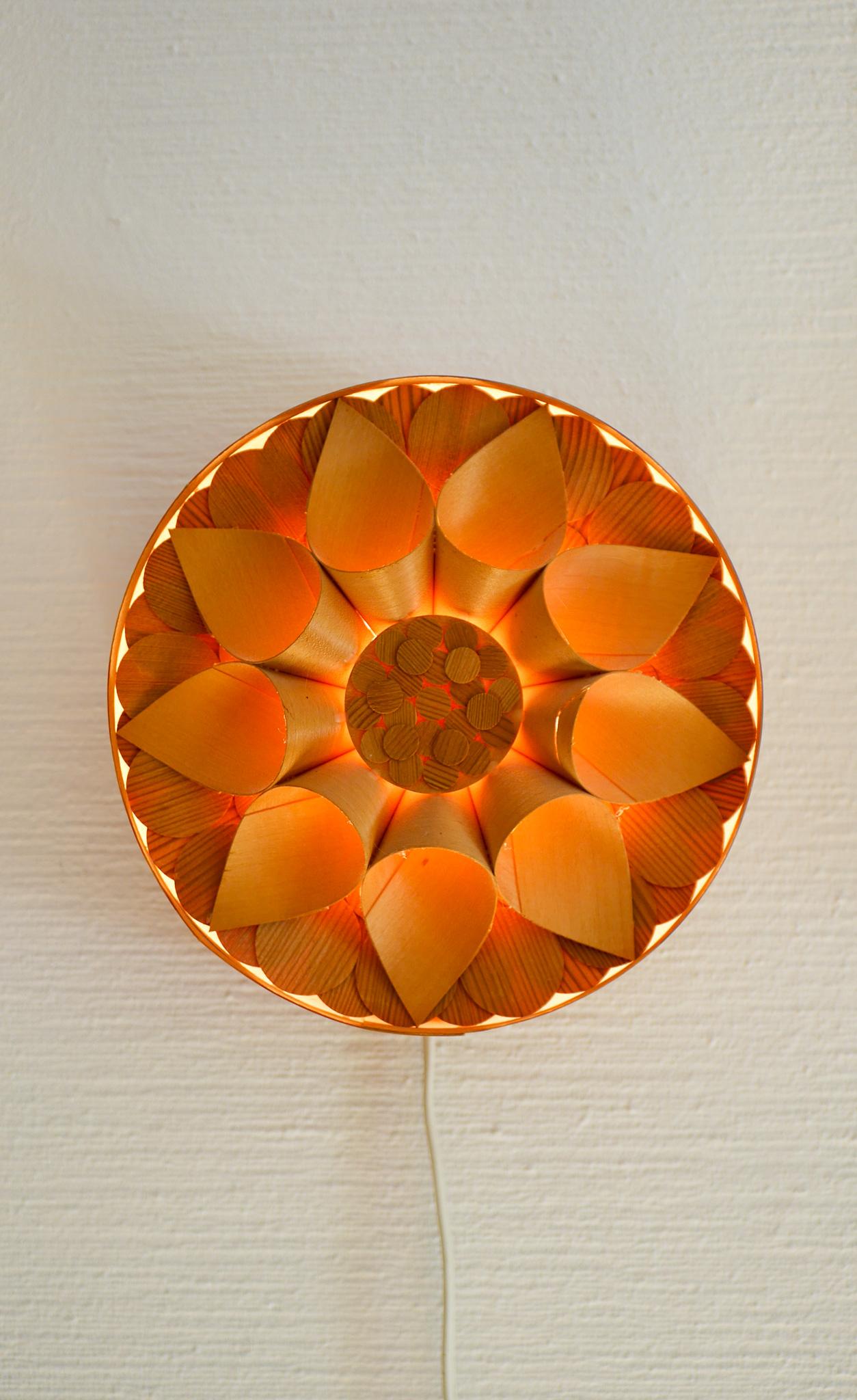 Applique vintage scandinave. Lampade da parete in legno di pino di metà secolo moderno in vendita 4