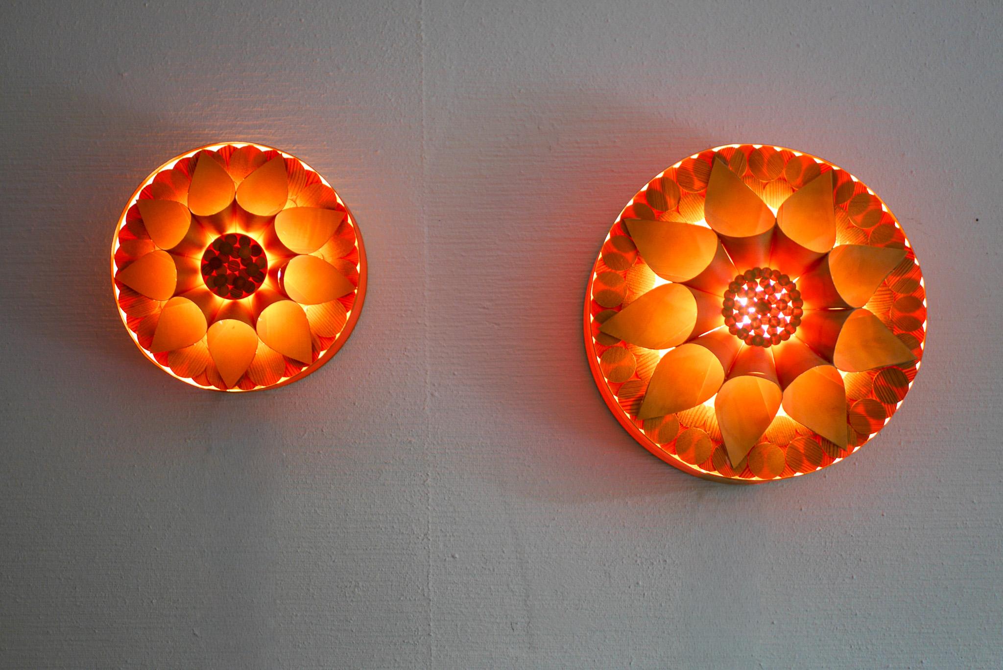 Coppia di lampade da barba in legno scandinave degli anni '70

Una rara e splendida coppia di appliques realizzate a mano con sottili e delicati trucioli di legno. Create in Svezia negli anni '70 da una cooperativa di donne - parte di una tradizione