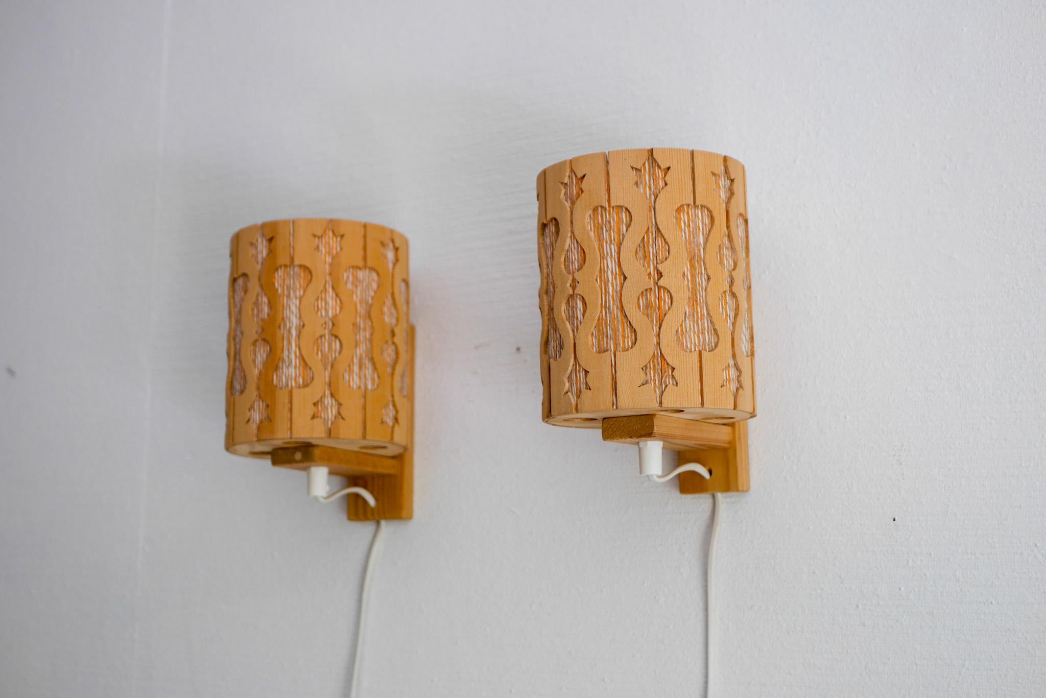 Skandinavische Vintage-Wandleuchter. Moderne Wandleuchten aus Kiefernholz aus der Mitte des Jahrhunderts (Schwedisch) im Angebot