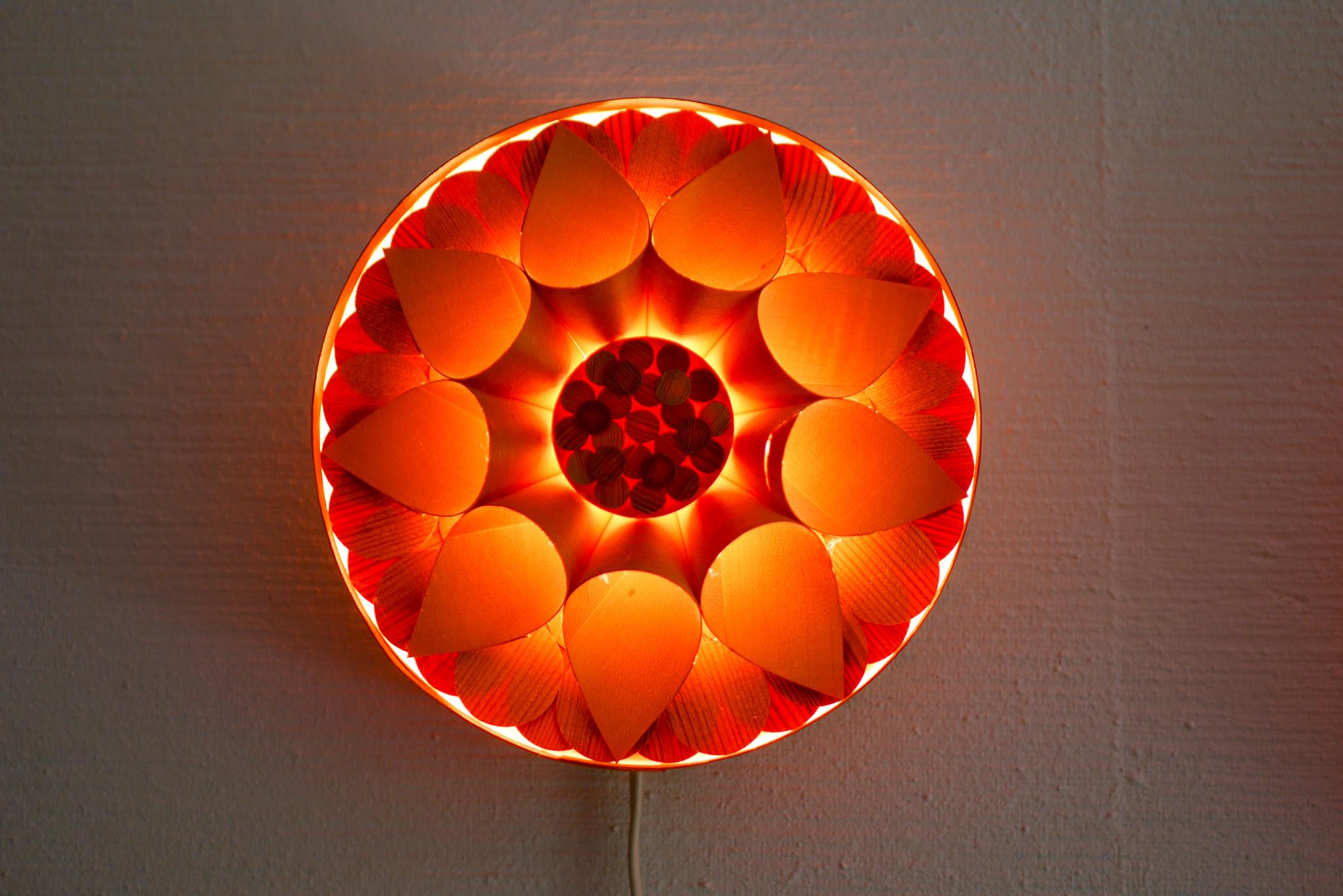 Svedese Applique vintage scandinave. Lampade da parete in legno di pino di metà secolo moderno in vendita