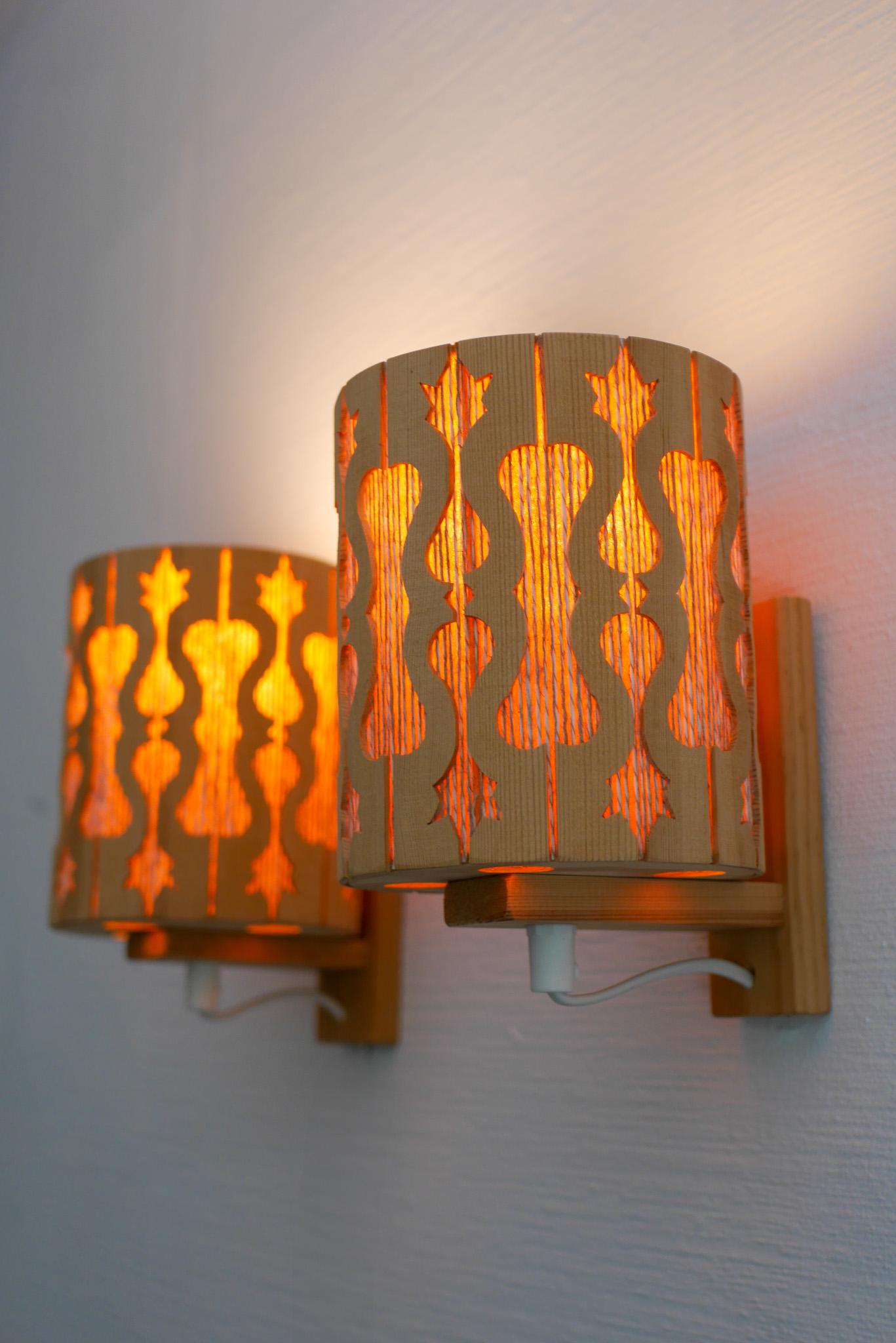Skandinavische Vintage-Wandleuchter. Moderne Wandleuchten aus Kiefernholz aus der Mitte des Jahrhunderts im Zustand „Gut“ im Angebot in Skarpnäck, SE