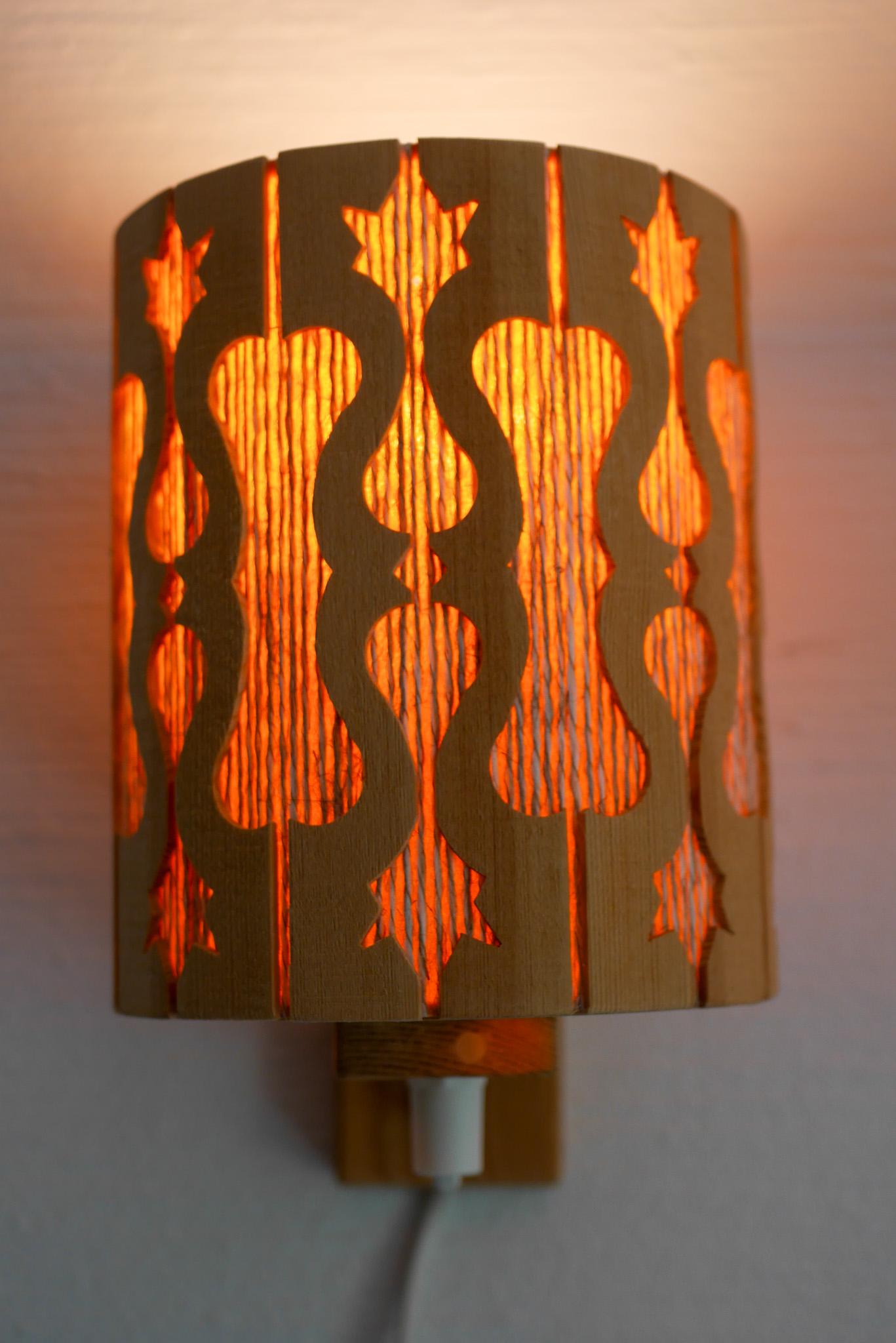 Skandinavische Vintage-Wandleuchter. Moderne Wandleuchten aus Kiefernholz aus der Mitte des Jahrhunderts im Angebot 1