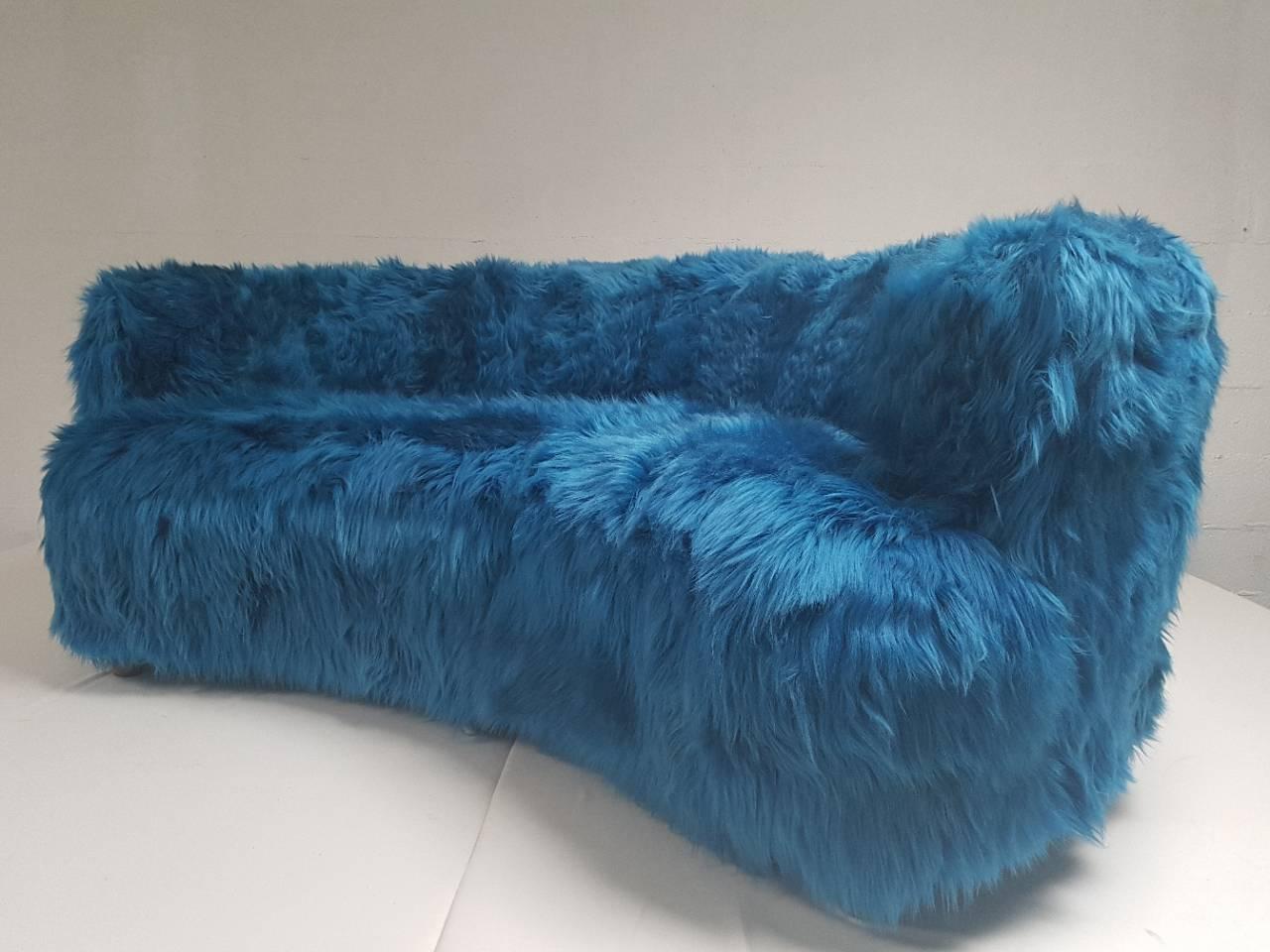 Wonderful vintage Scandinavian sofa with blue sheepskin upholstery, circa 1900.
This blue color brings a spicy touch of modernity.

 