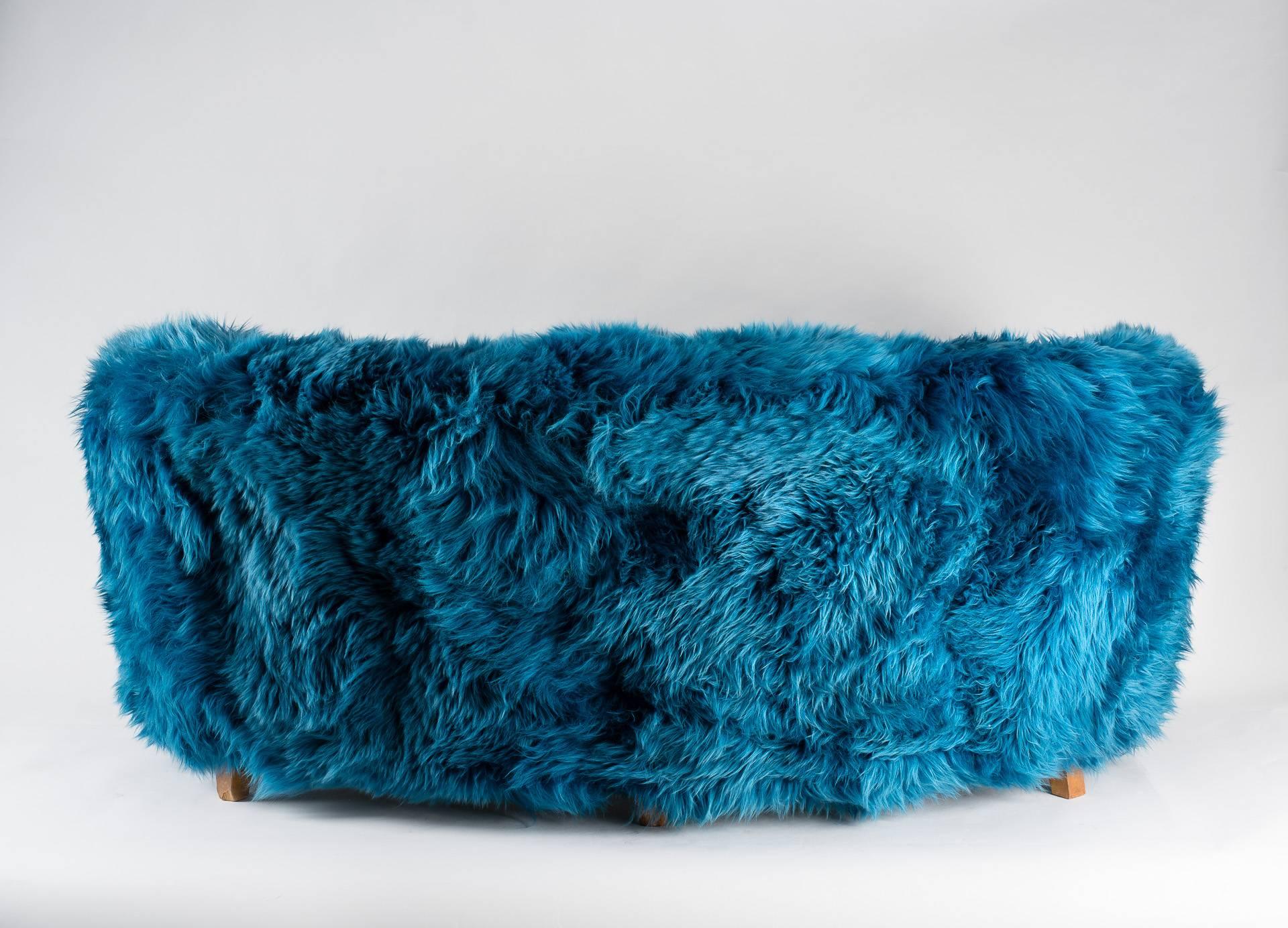 Wonderful Scandinavian sheepskin sofa, circa 1900.
Newly upholstered with turquoise sheepskin.
This blue color brings a spicy touch of modernity.