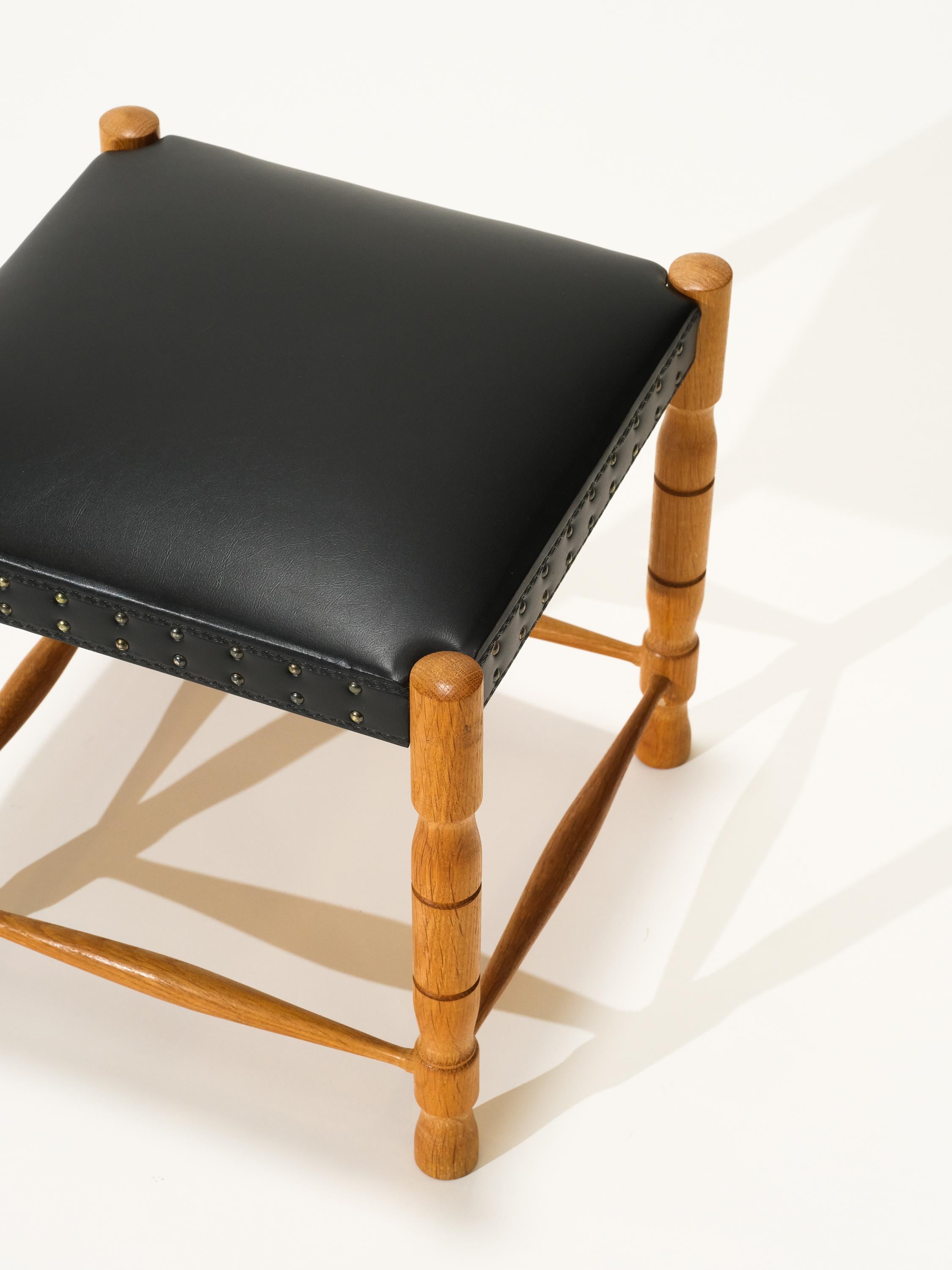 Mid-Century moderno Sgabello scandinavo vintage in Oak e similpelle in vendita