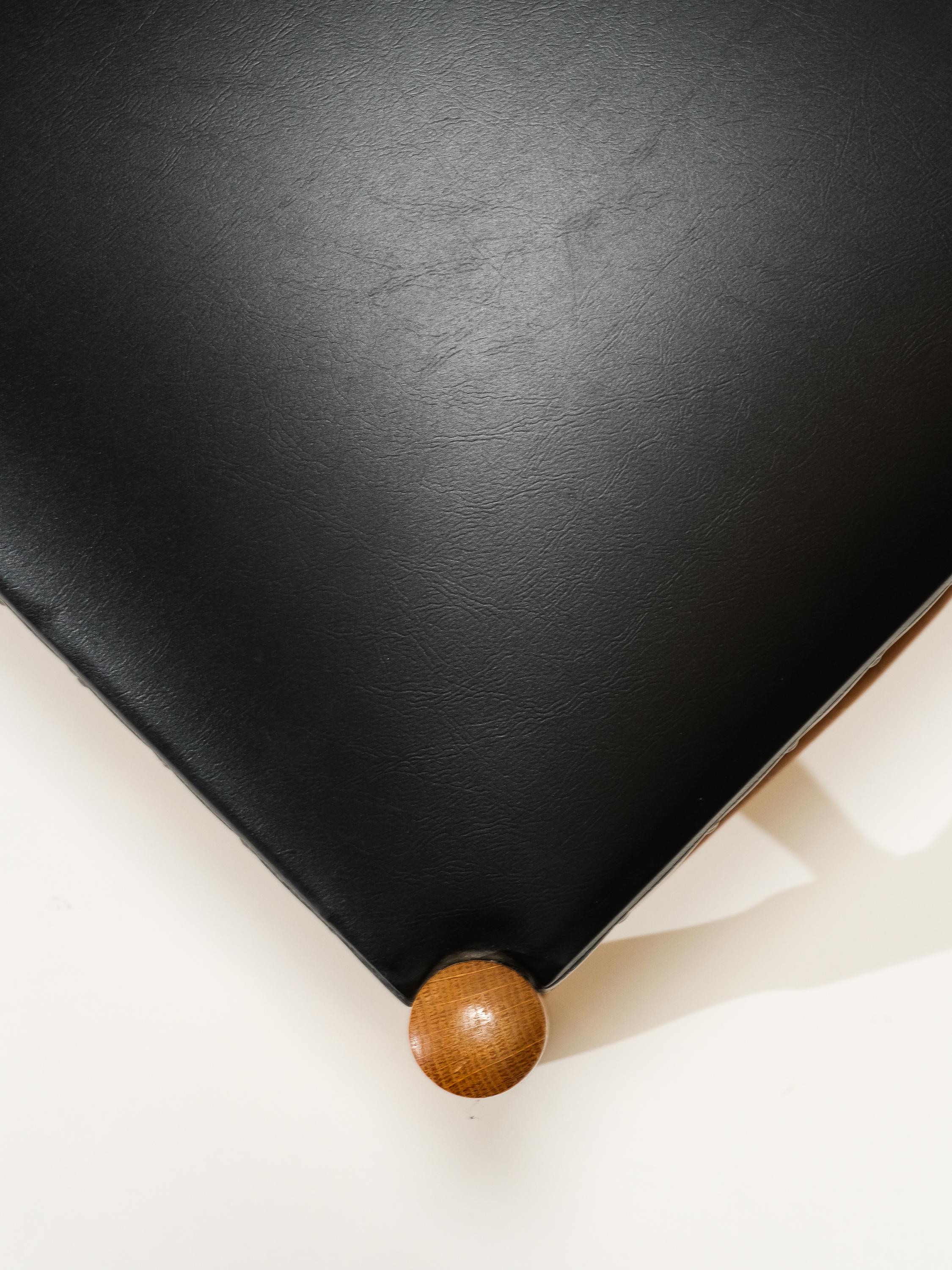 Materiale sintetico Sgabello scandinavo vintage in Oak e similpelle in vendita