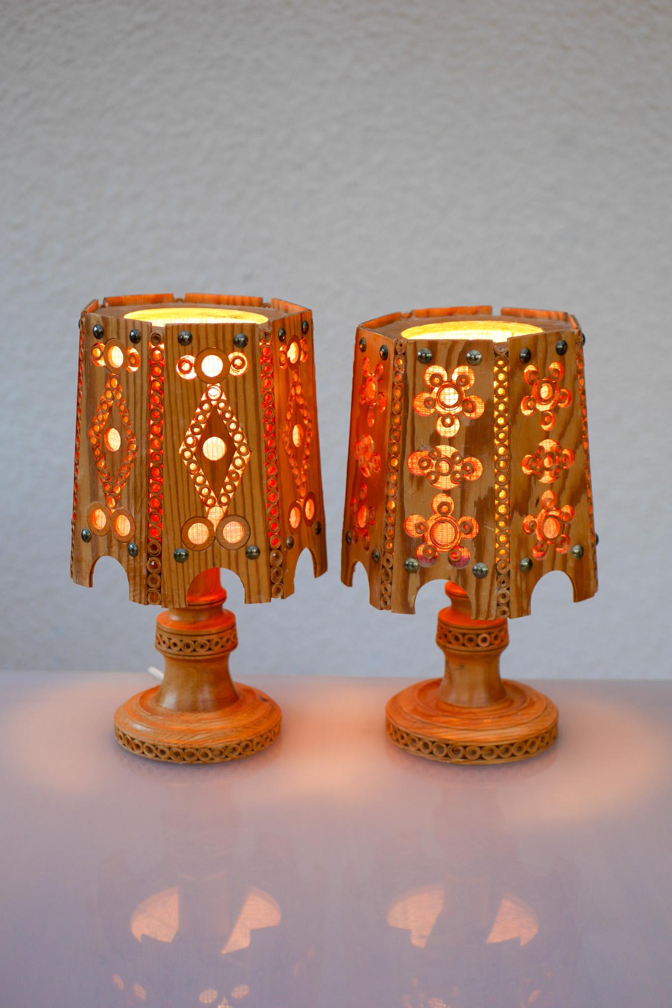 Lampes de table vintage scandinaves. Luminaires en bois de pin modernes du milieu du siècle dernier État moyen - En vente à Skarpnäck, SE