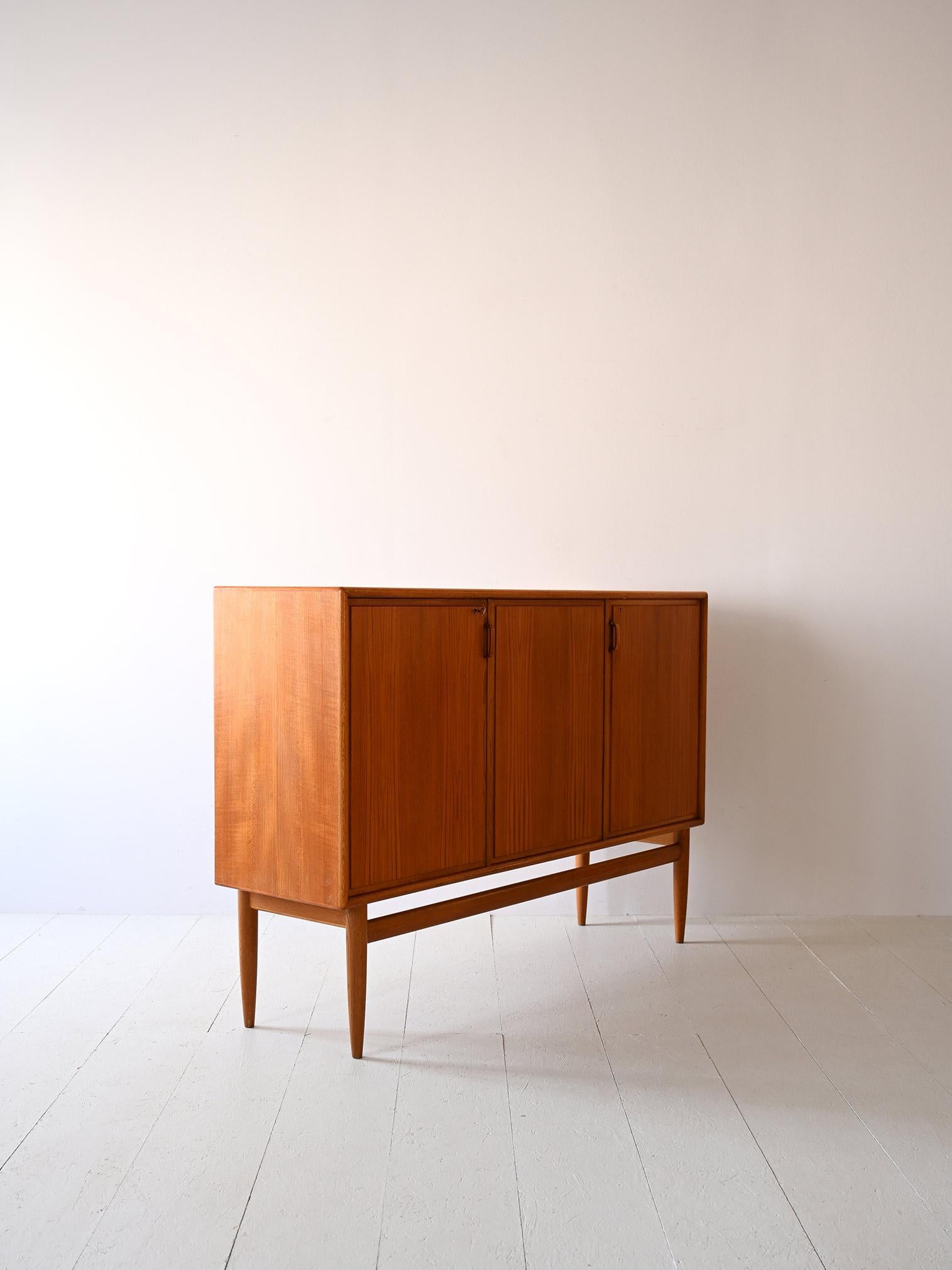 Scandinave moderne Buffet haut scandinave vintage en teck et chêne en vente