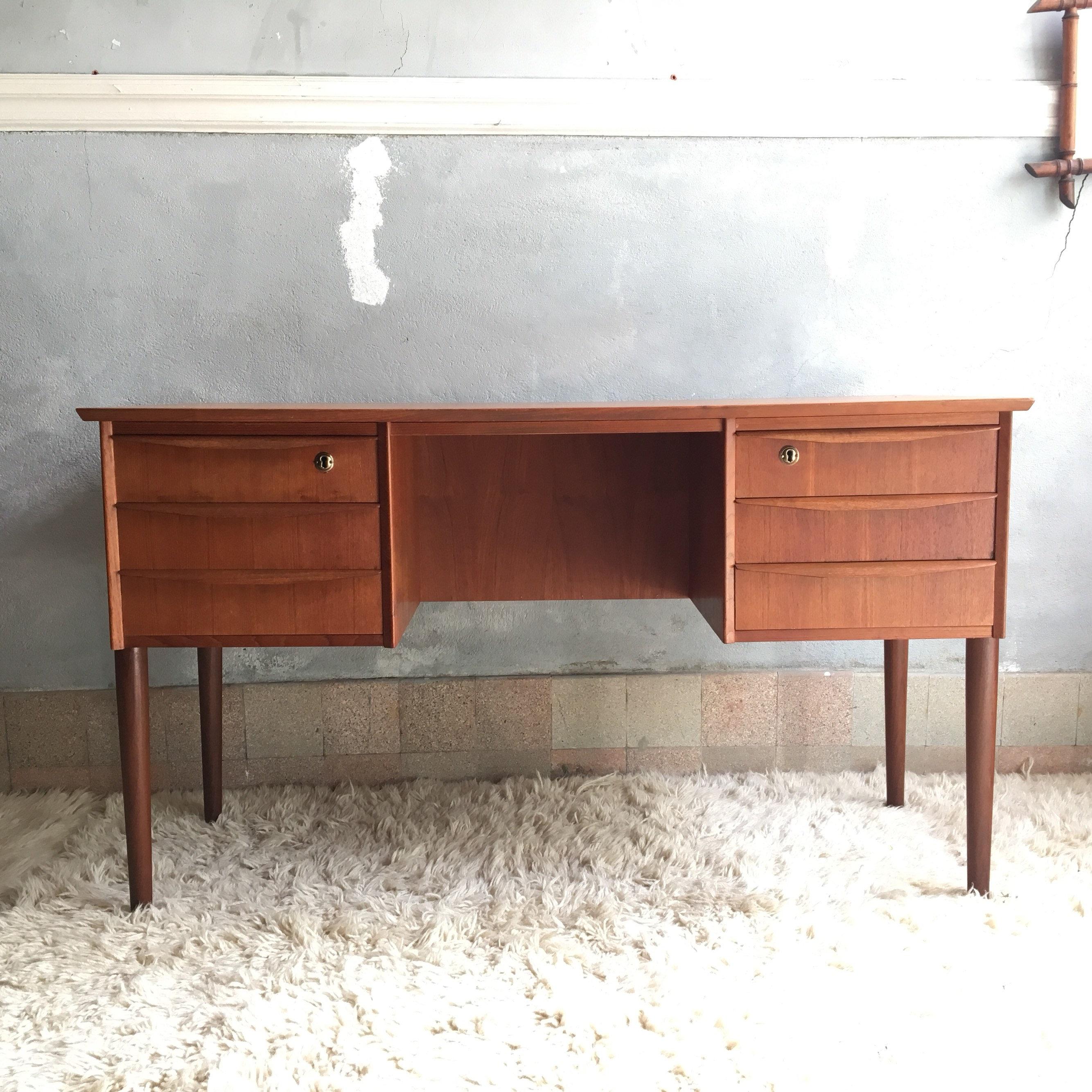 Nice Scandinavian teak desk stamped made in Denmark.

Beautiful finishes. Lots of storage space with three drawers each side and bookshelf at the back. 

In very good state of conservation. 


Its dimensions:
Width 122 cm, 
Height 73