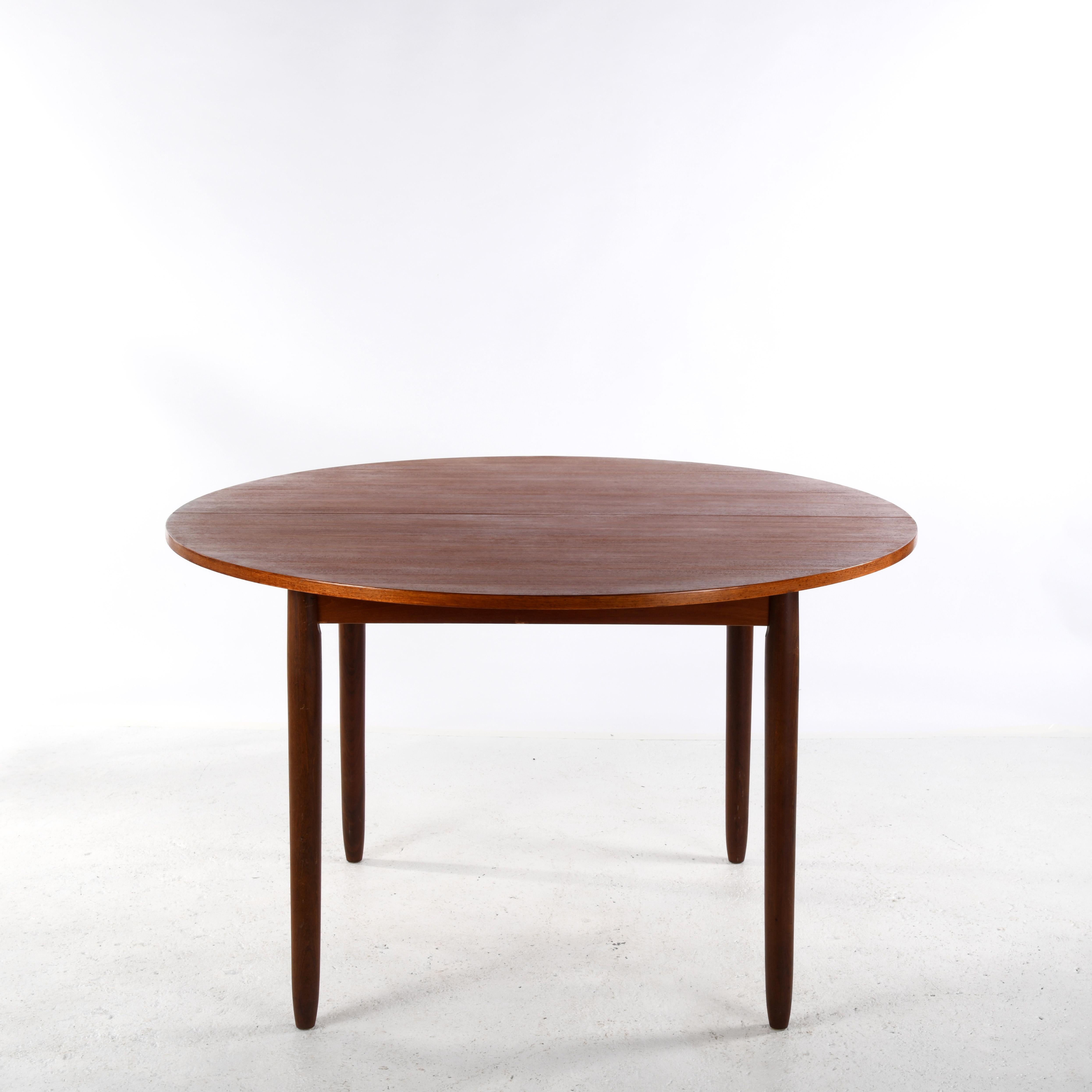 Skandinavischer ausziehbarer Vintage-Tisch aus Teakholz, rund und oval (Dänisch) im Angebot