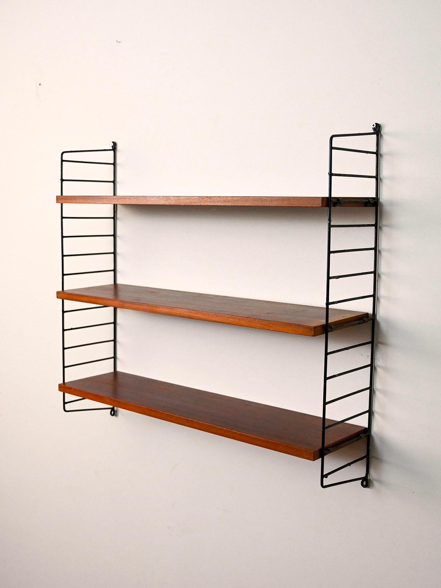 Scandinavian vintage wall-mounted bookcase In Good Condition In Brescia, IT
