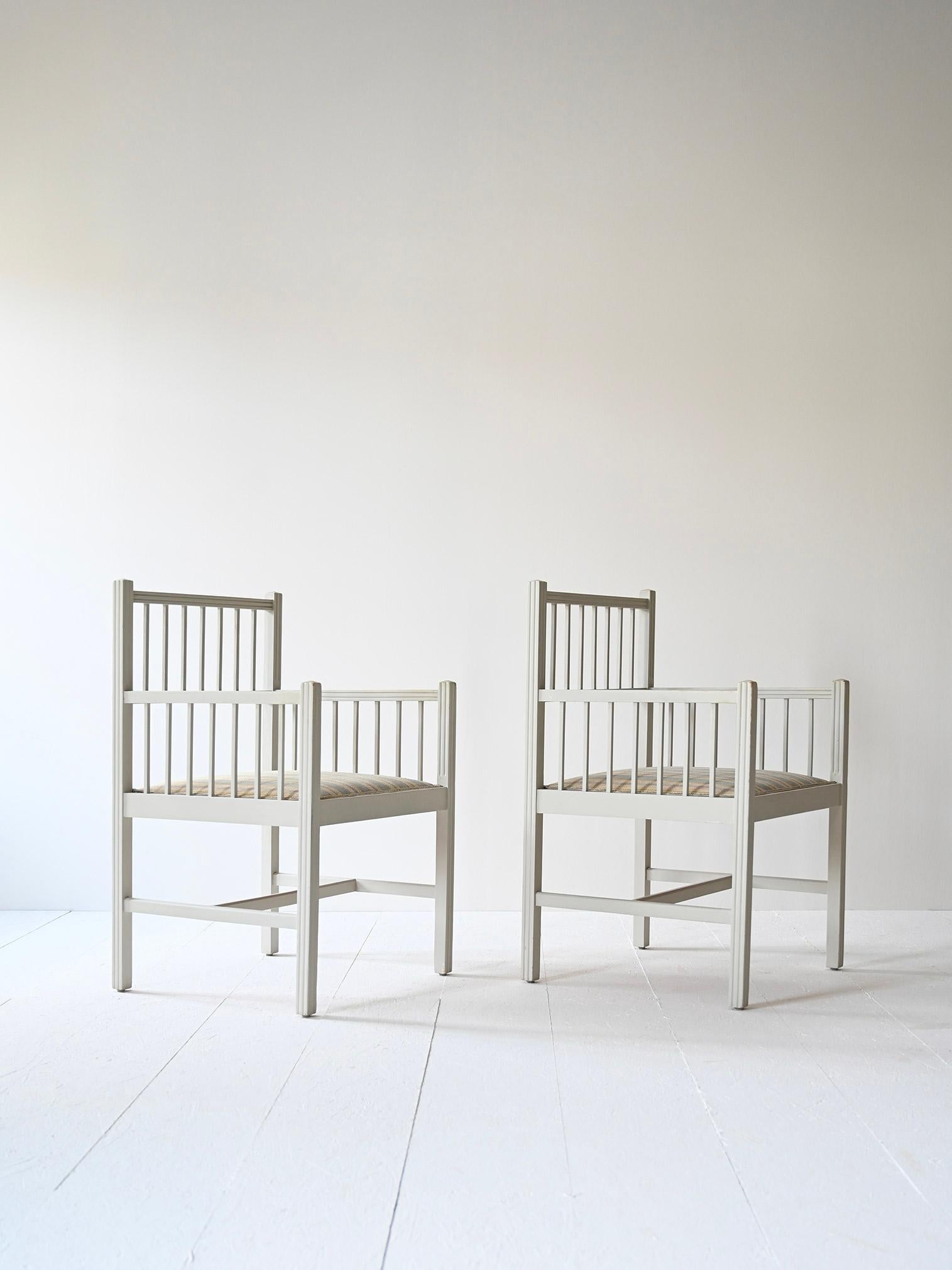 Paire de chaises de style Empire provenant de Suède.
Le cadre en bois est peint en blanc et l'assise est rembourrée et recouverte d'un tissu rayé d'époque.
Idéal pour la chambre ou le hall d'entrée afin de donner un aspect raffiné et unique à la