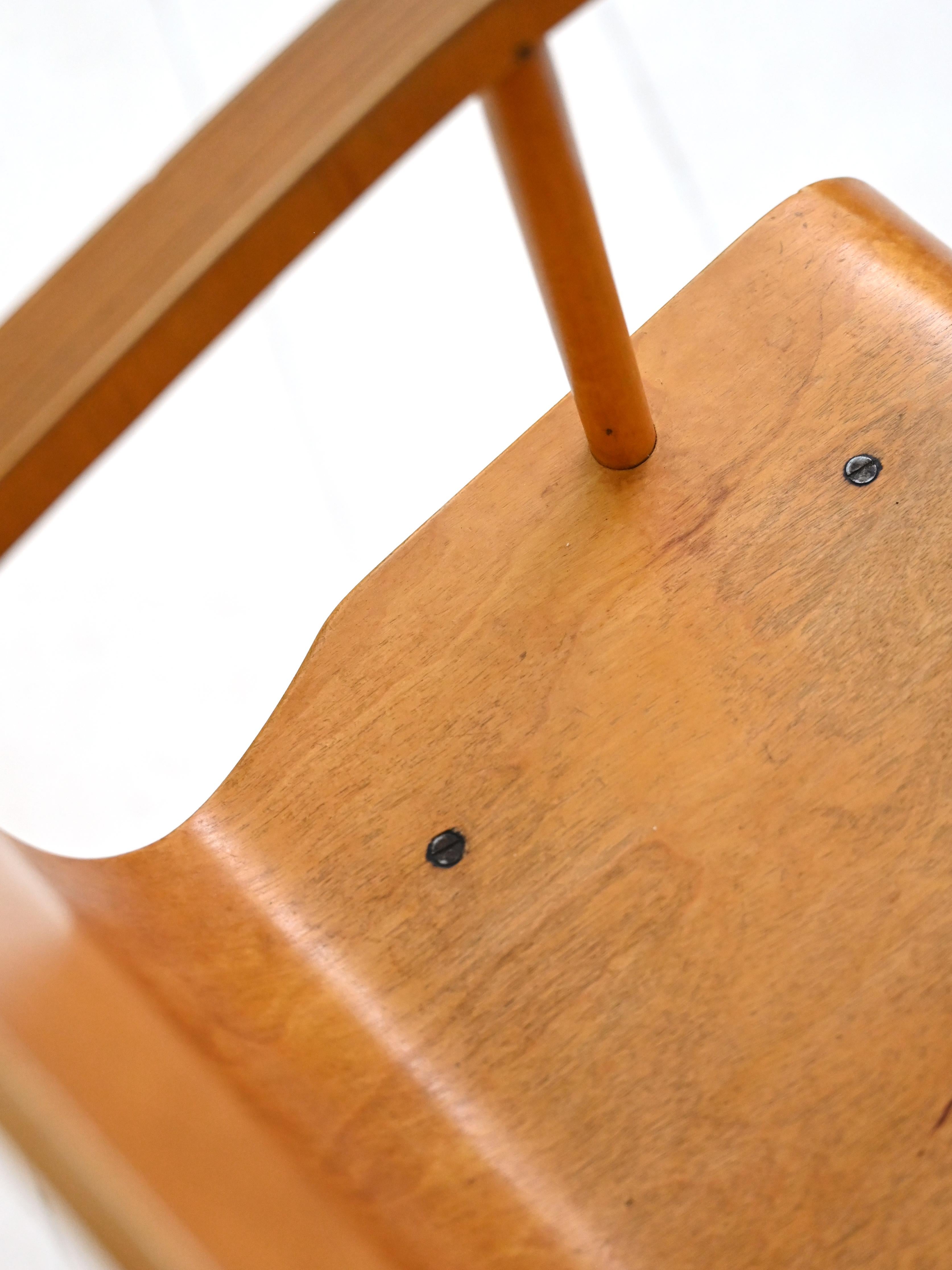 Chaise haute scandinave vintage en bois en vente 1