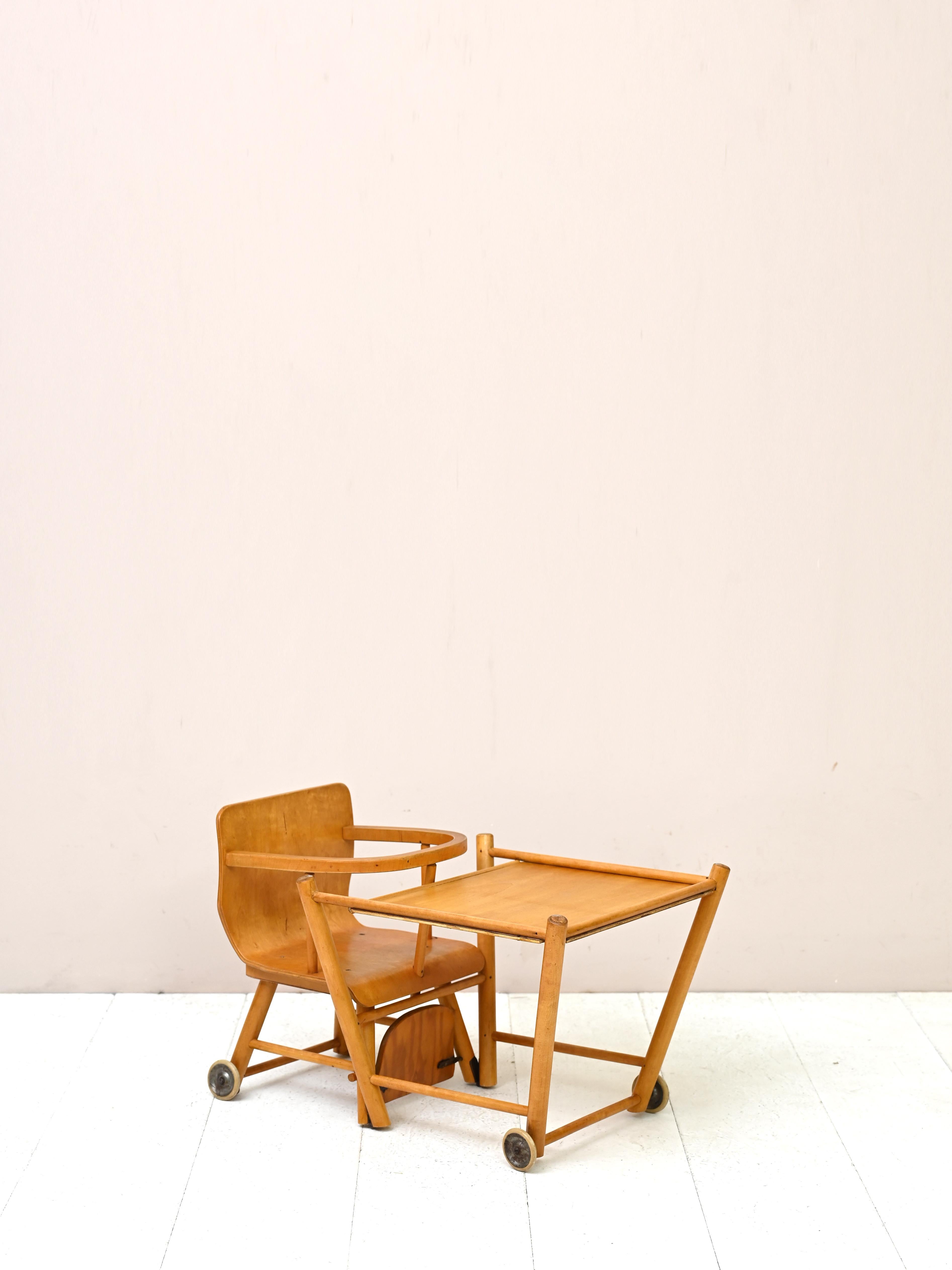 Skandinavischer Vintage-Holz-Hoher Stuhl (Skandinavische Moderne) im Angebot