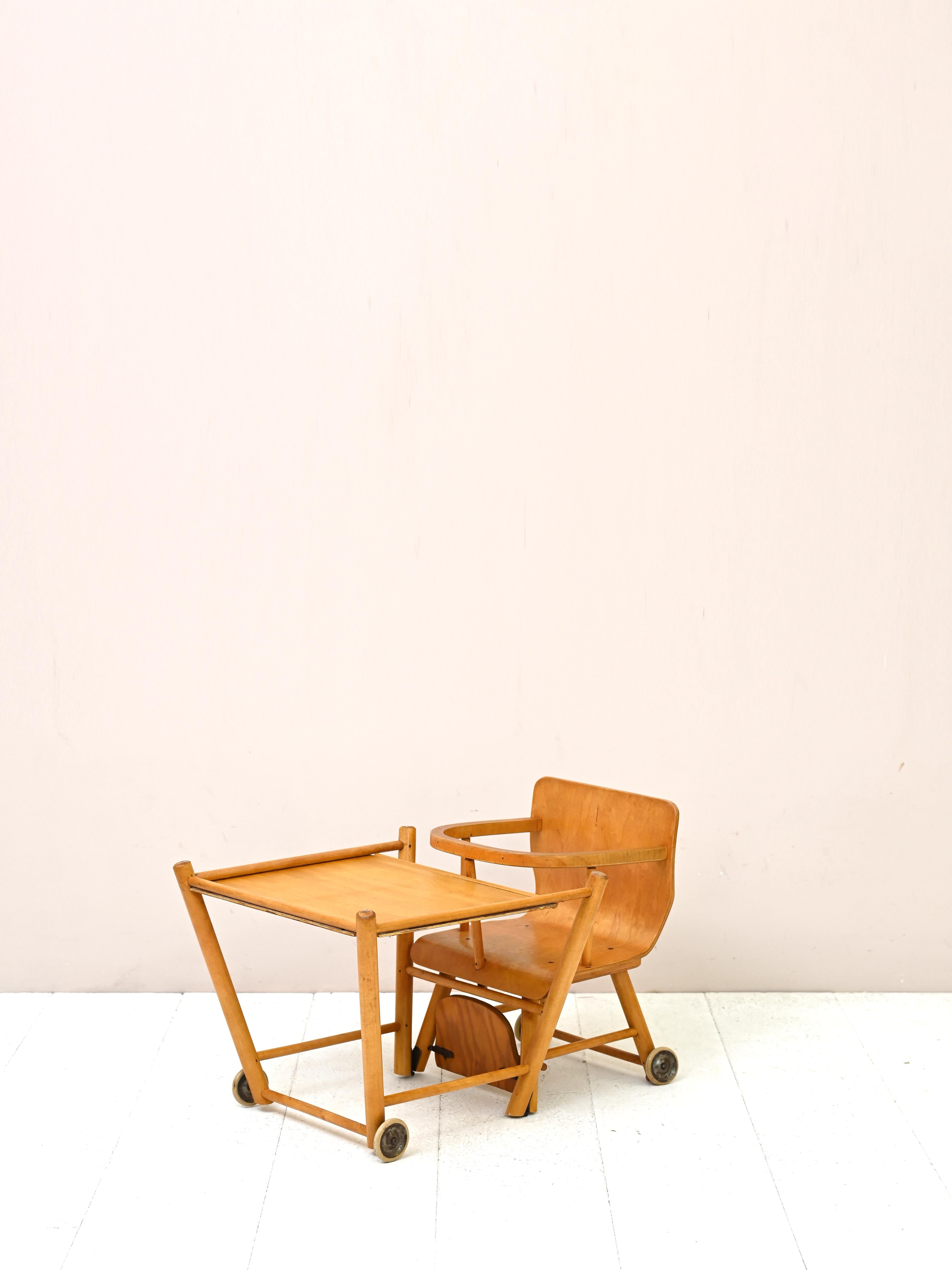 Skandinavischer Vintage-Holz-Hoher Stuhl im Zustand „Gut“ im Angebot in Brescia, IT