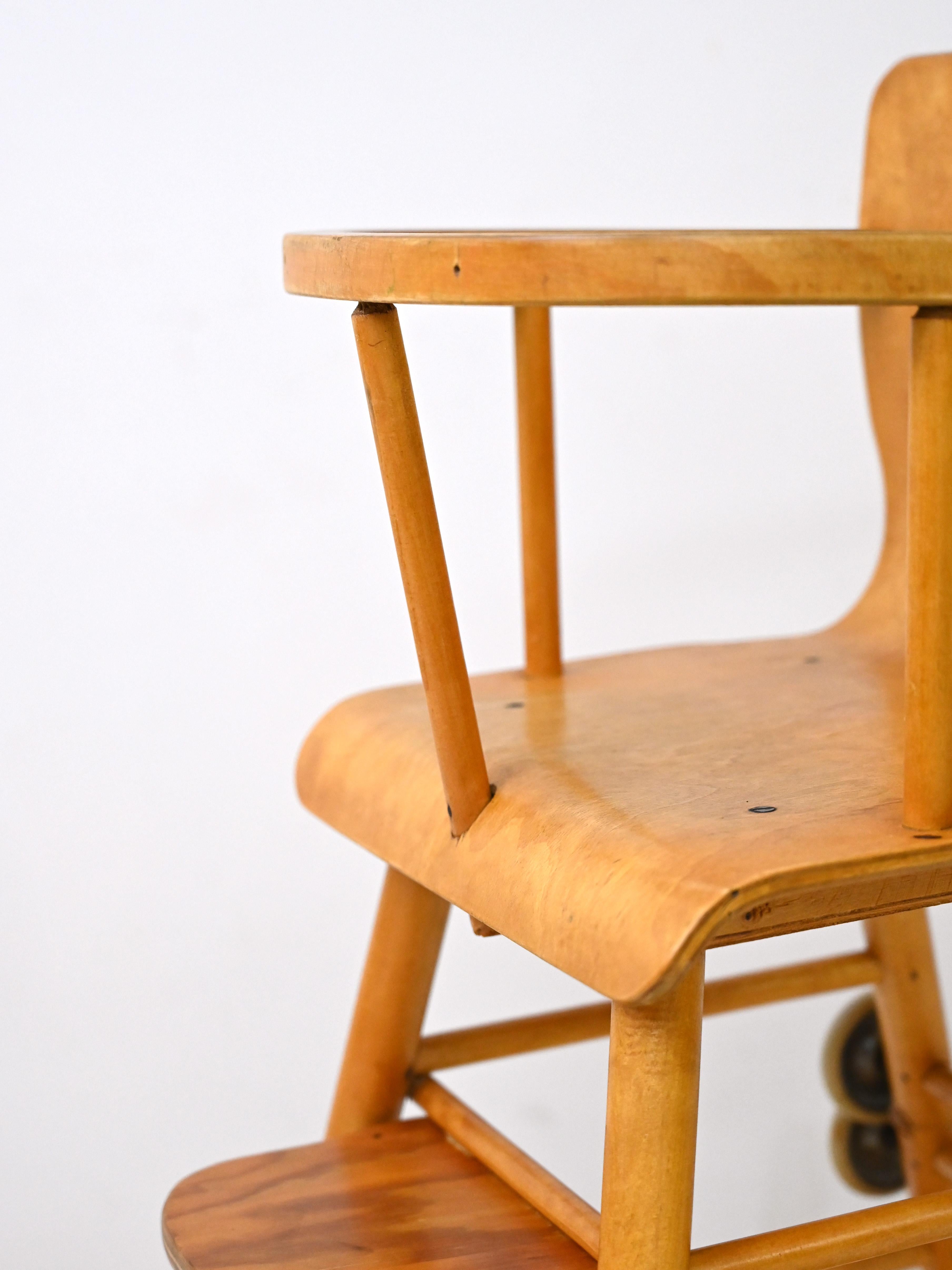 Milieu du XXe siècle Chaise haute scandinave vintage en bois en vente