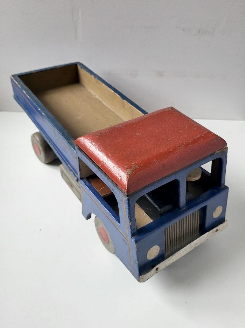 Mid-Century Modern Jouet de camion scandinave vintage en bois des années 1930 en vente