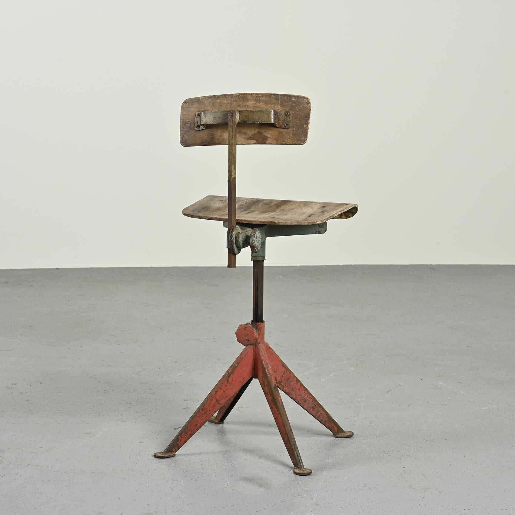 Scandinavian Vintage Workshop chair, circa 1946, Odelberg & Olson In Fair Condition For Sale In VILLEURBANNE, FR