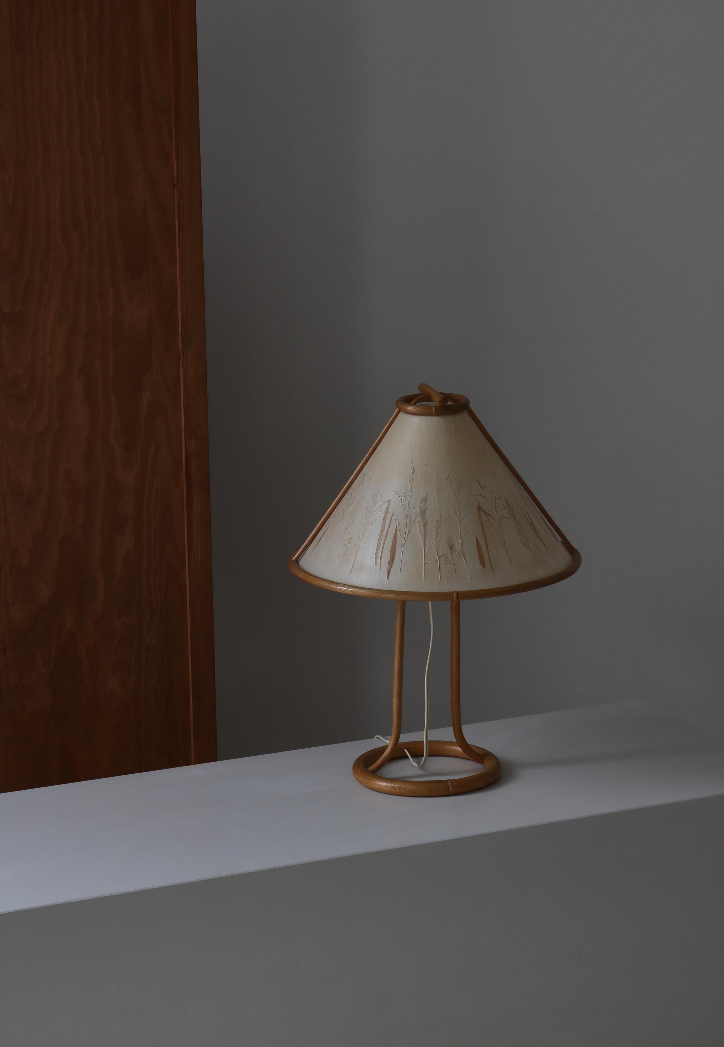 Charmante Vintage-Tischlampe im Wabi-Sabi-Stil, handgefertigt in Dänemark in den 1950er Jahren. Der Sockel ist aus gebogenem Bambus und der handgefertigte Schirm ist mit Pergamyn-Papier überzogen und mit gepressten Pflanzen verziert. Nach dem
